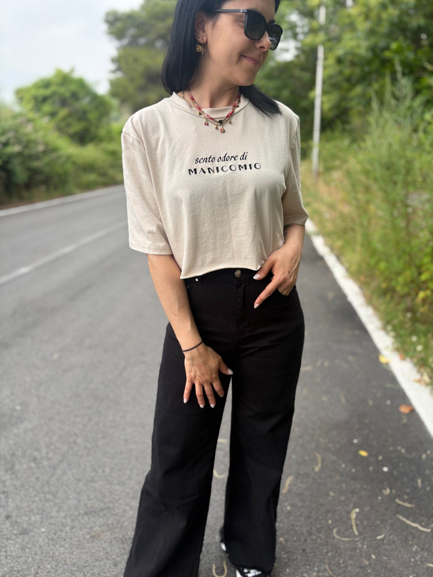 Crop donna con frase “Sento odore di manicomio”