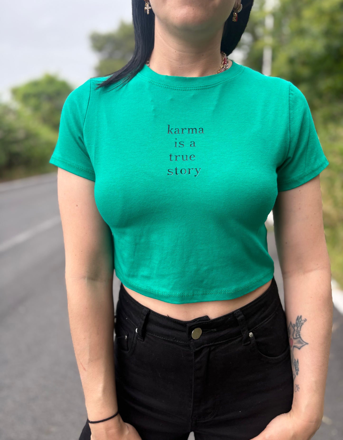 Crop donna con frase “Karma is a true story”