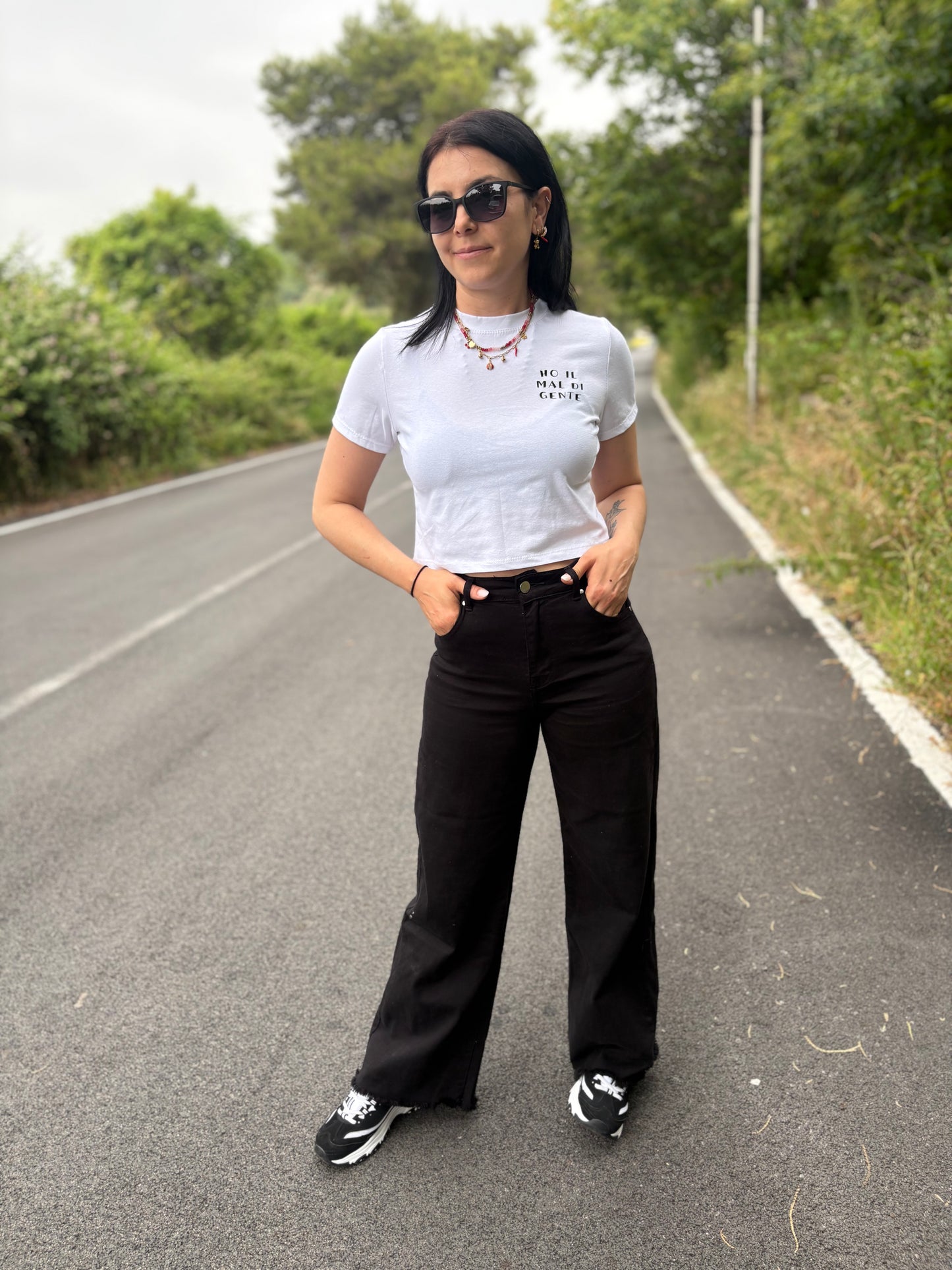 Crop donna con frase “Ho il mal di gente”