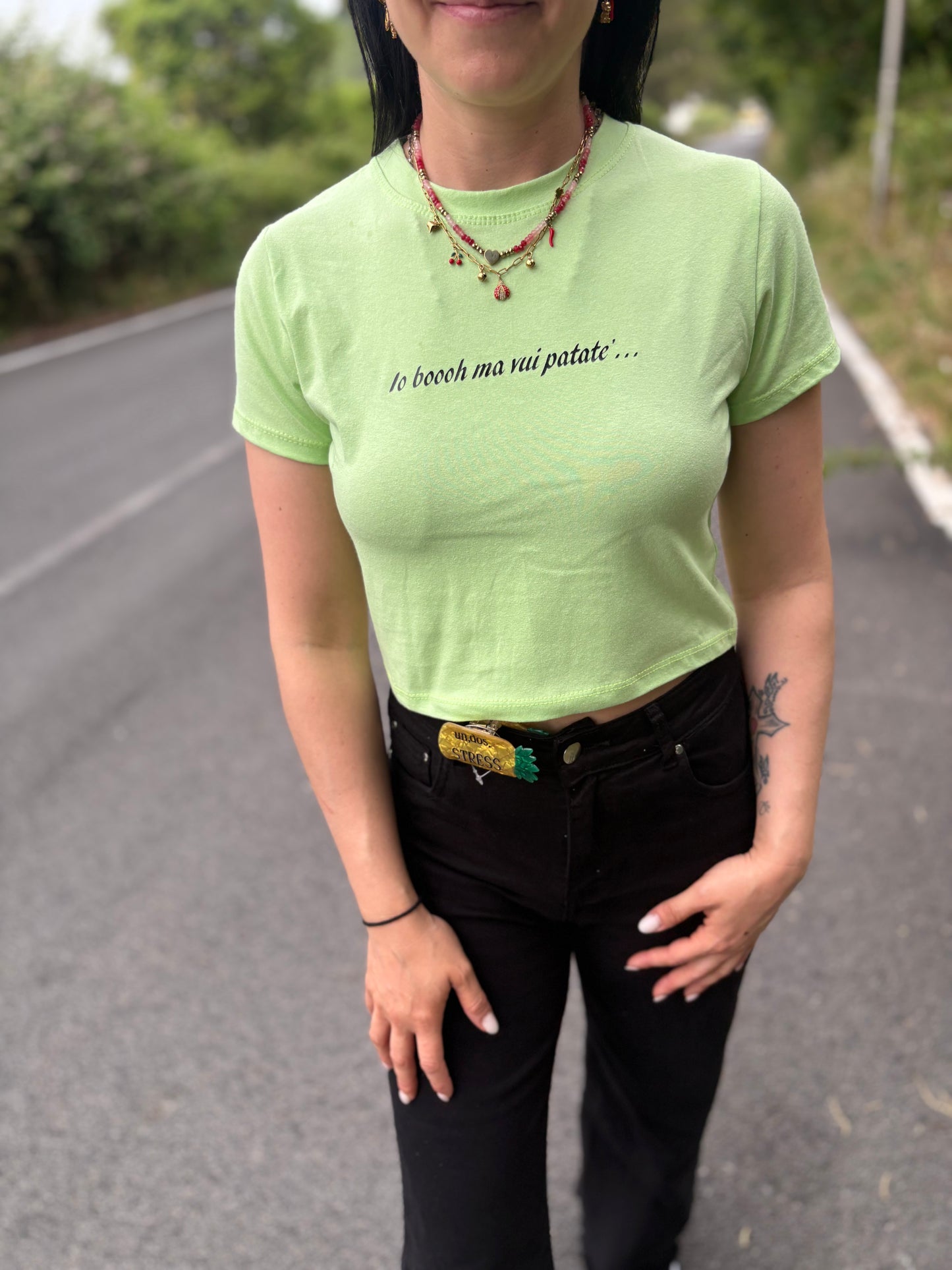 Crop donna con frase “Io boh ma voi patatee”