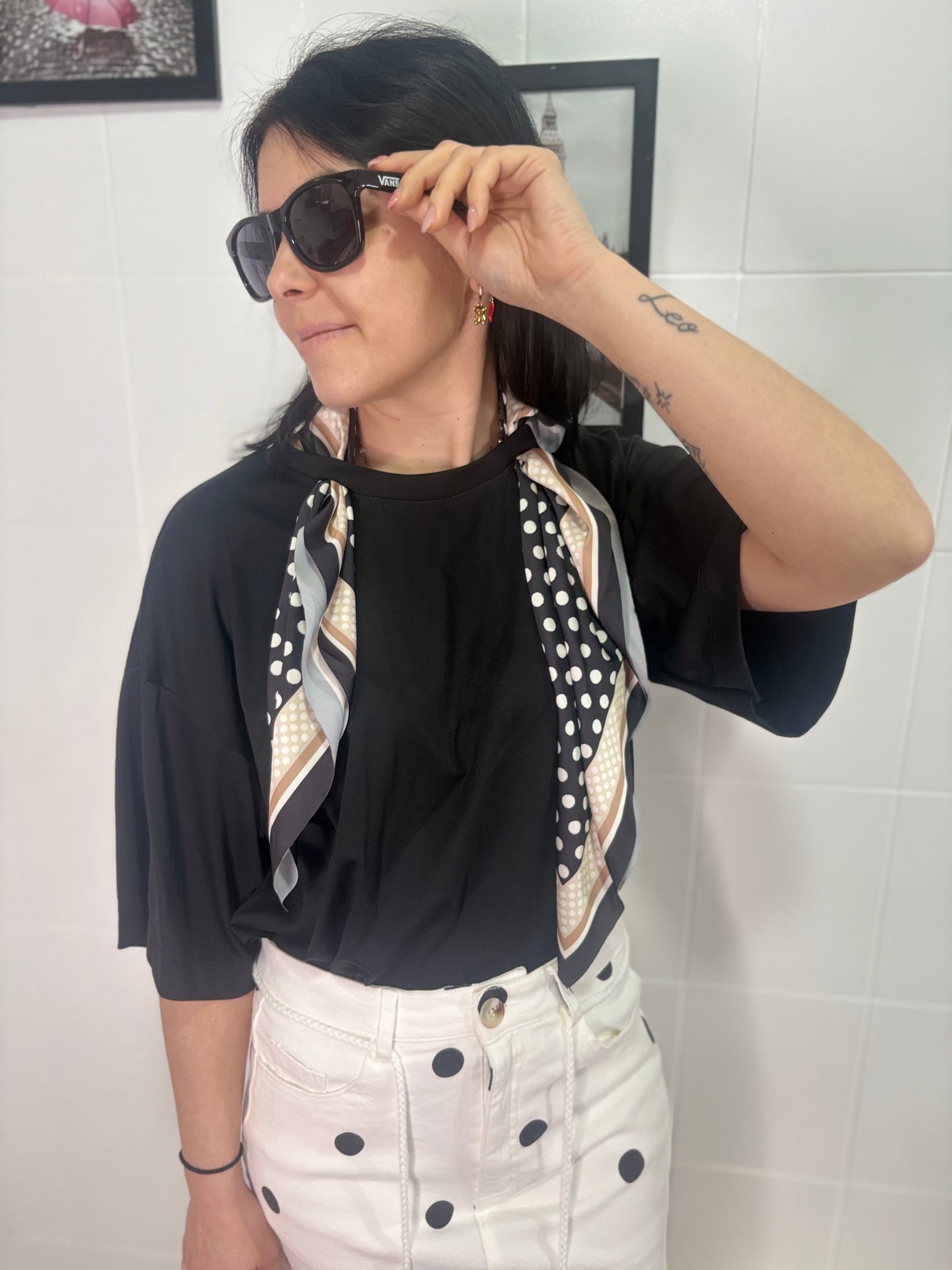 T-shirt Donna con Foulard a Pois - Maglietta Casual Elegante Bianca e Nera