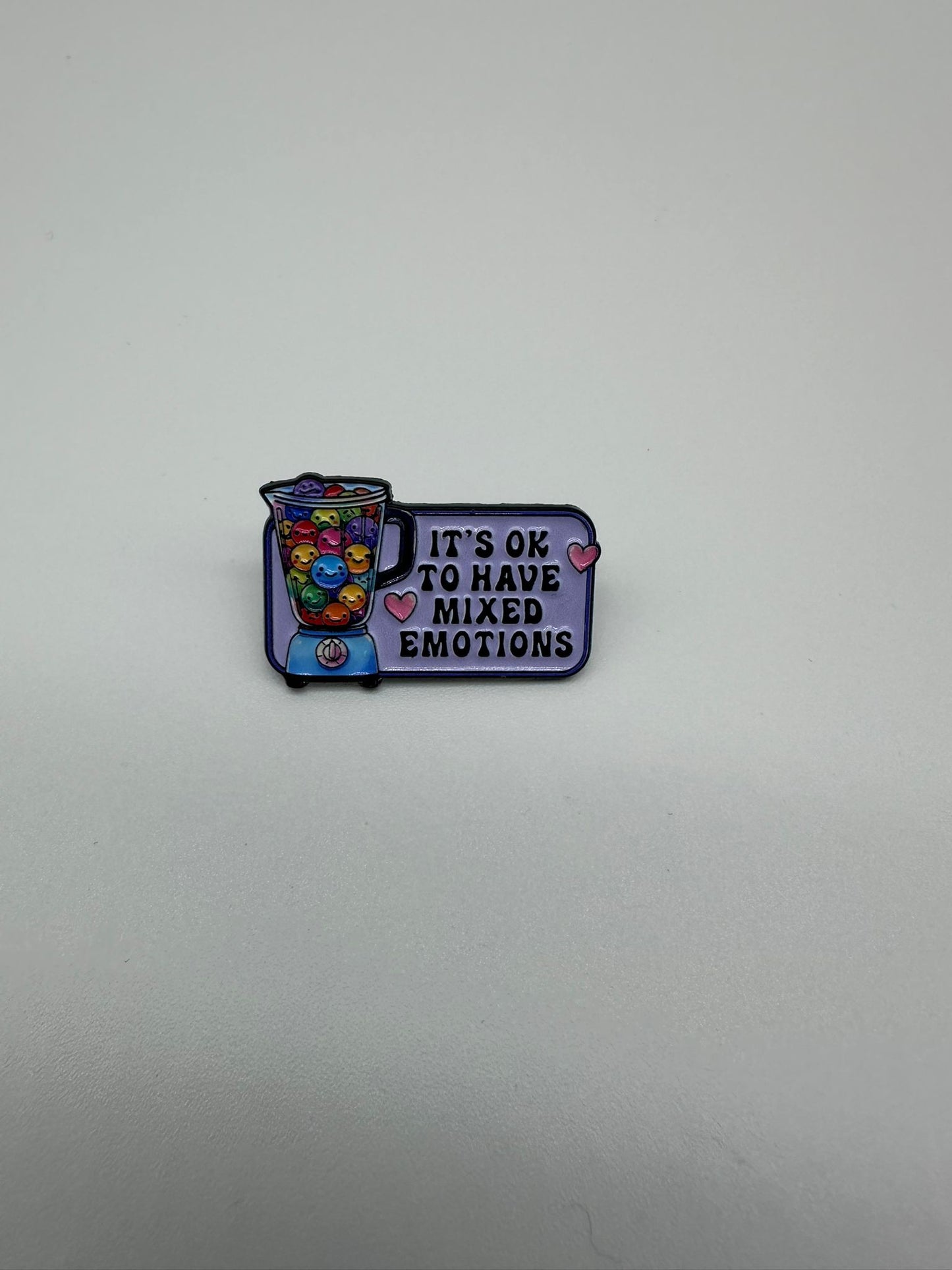 Spilla Smaltata "It's Ok To Have Mixed Emotions" – Pin Blender Emoji Colorato