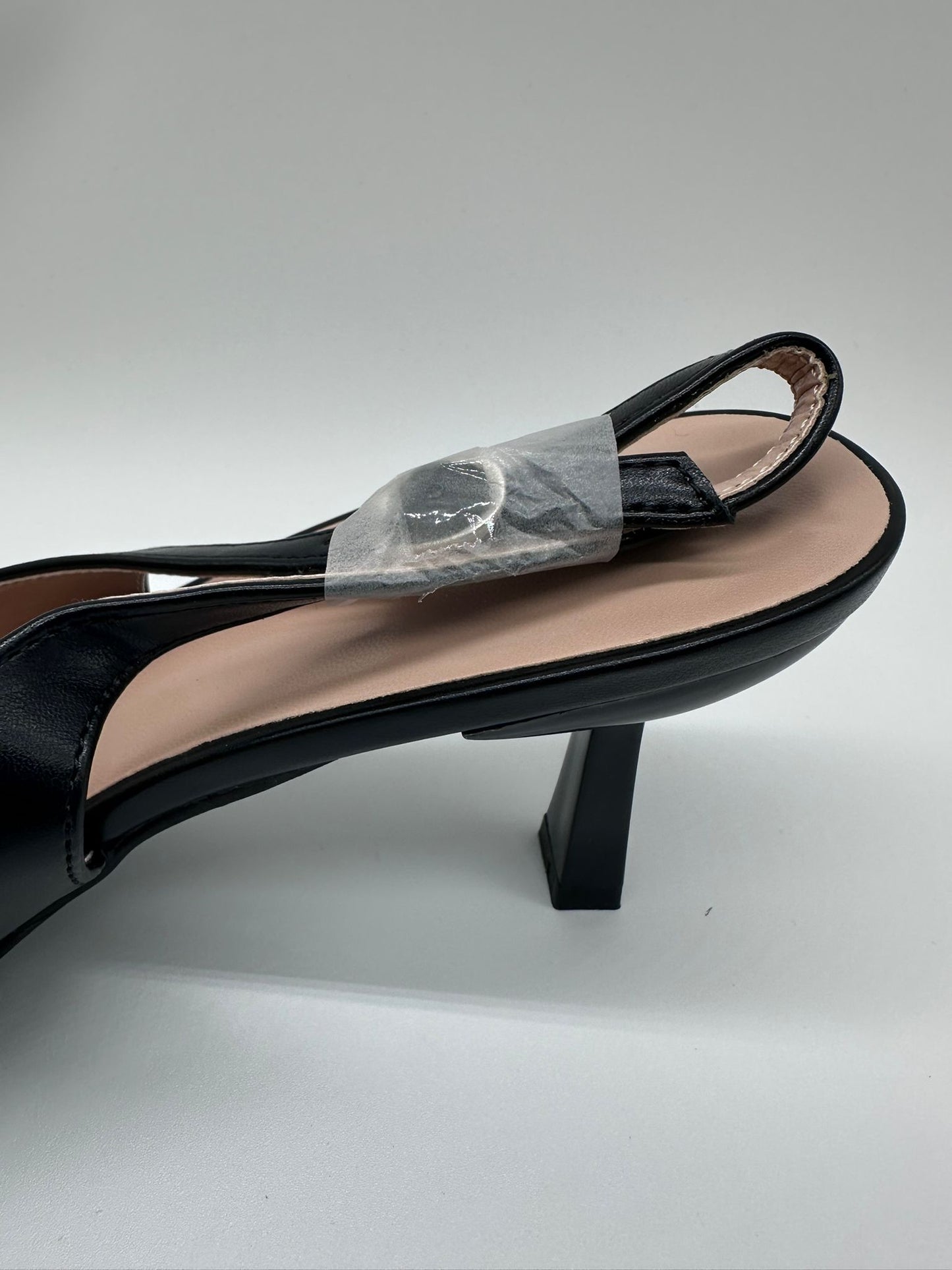 Slingback Nera con Tacco a Spillo e Fibbia Metallica – Punta Affusolata | Scarpe Donna