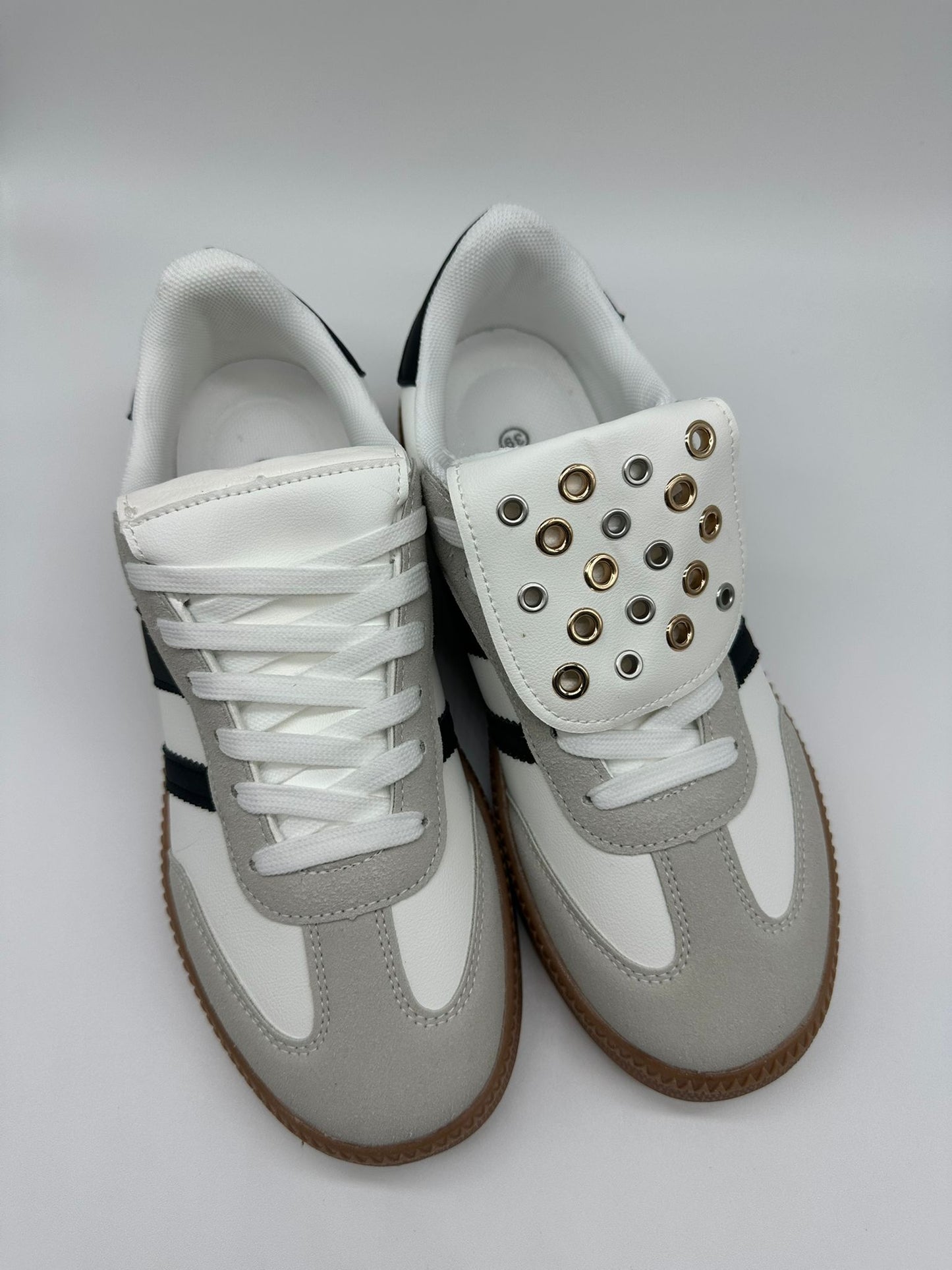 WHITE - Sneakers Sportive Donna Bianche e Grigie con Strisce Nere e Borchie.