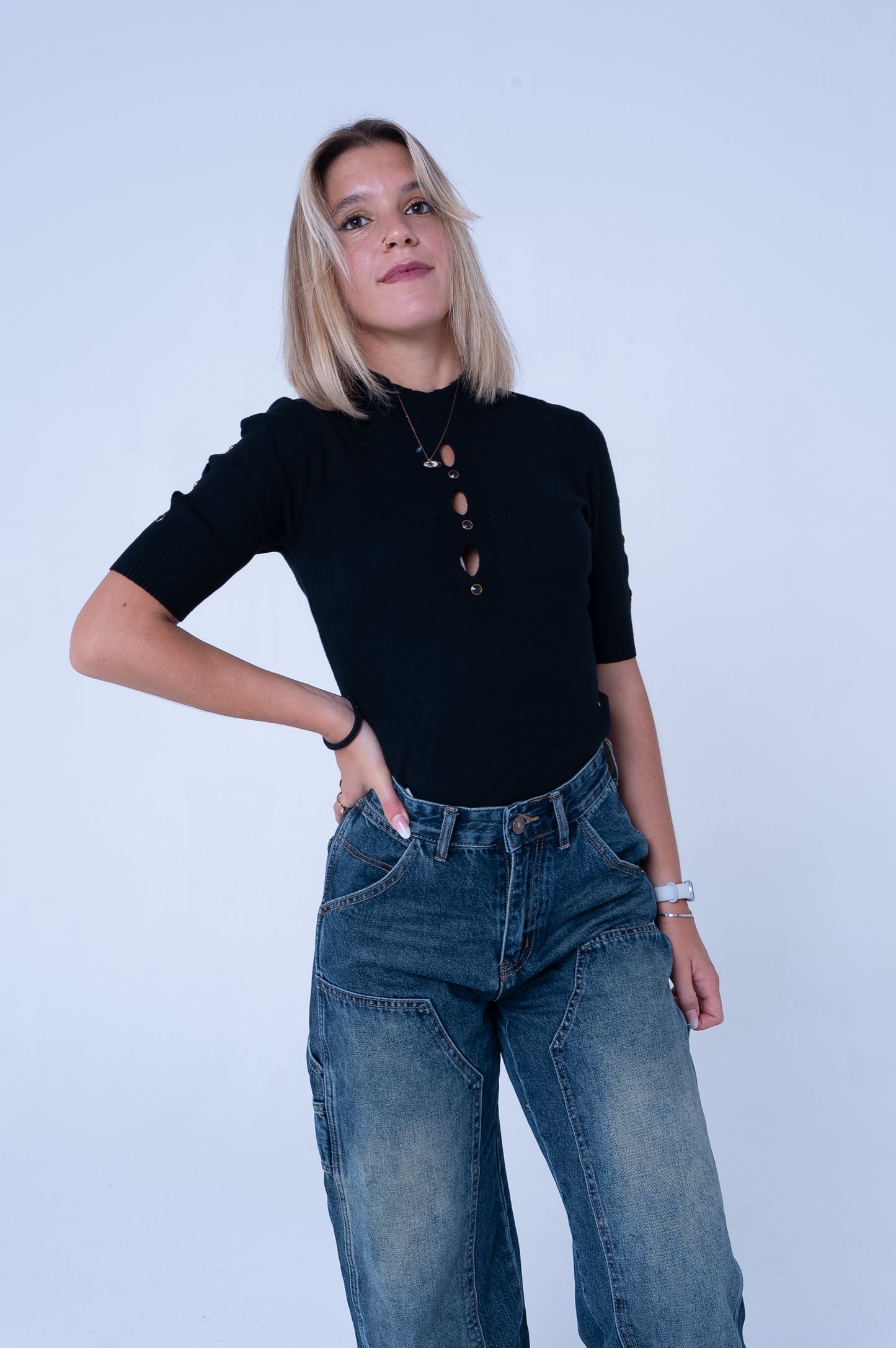 Maglia Nera Cut-Out con Anelli Dorati - Design Moderno