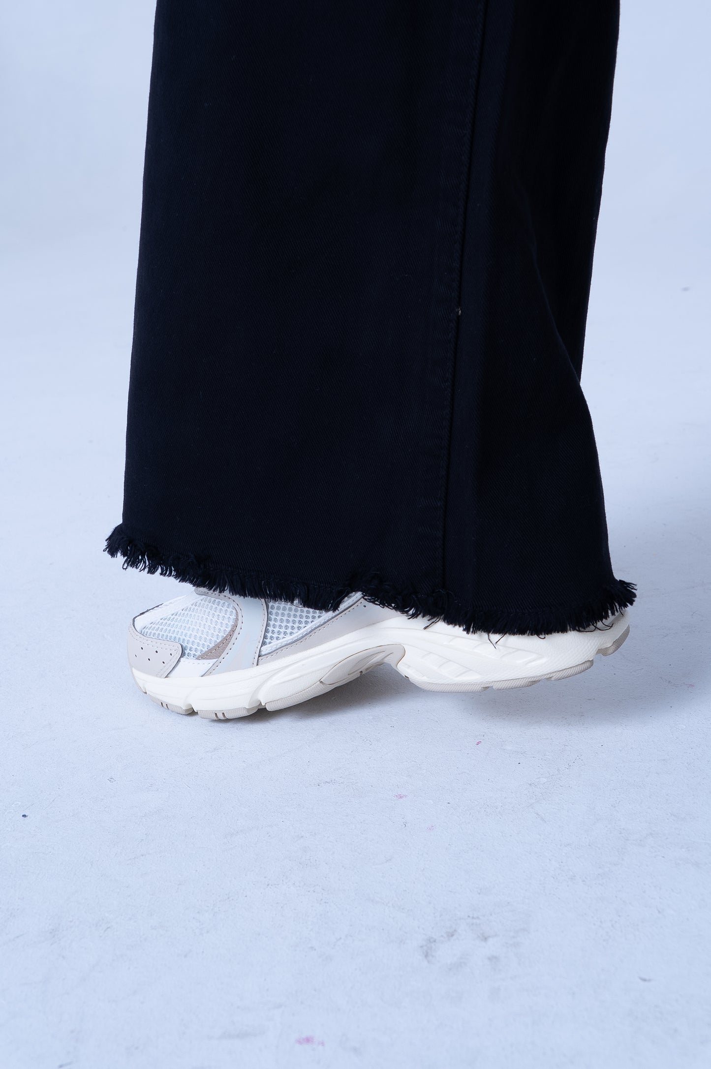 Pantaloni Neri a Zampa con Orlo Sfrangiato