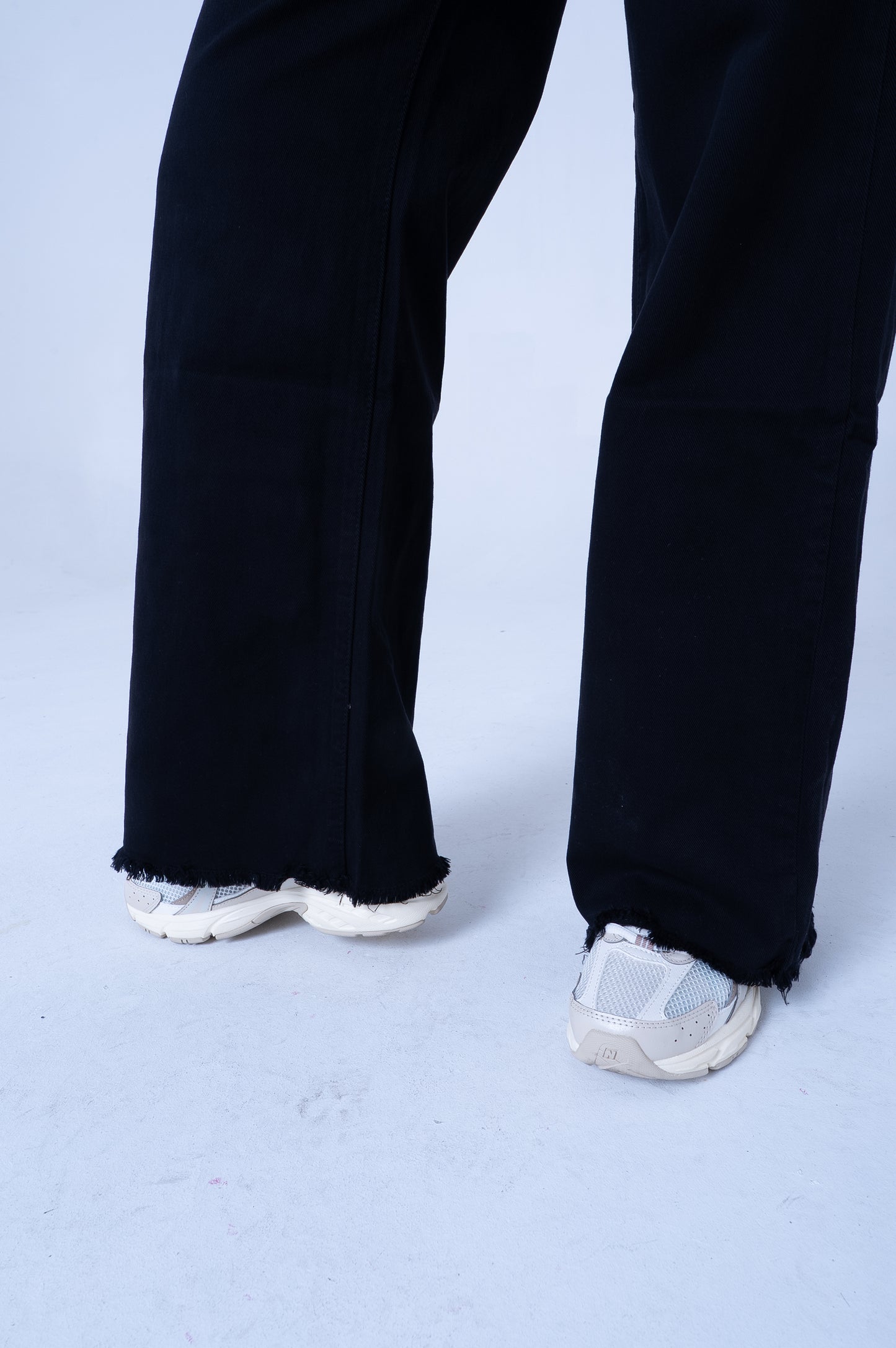 Pantaloni Neri a Zampa con Orlo Sfrangiato