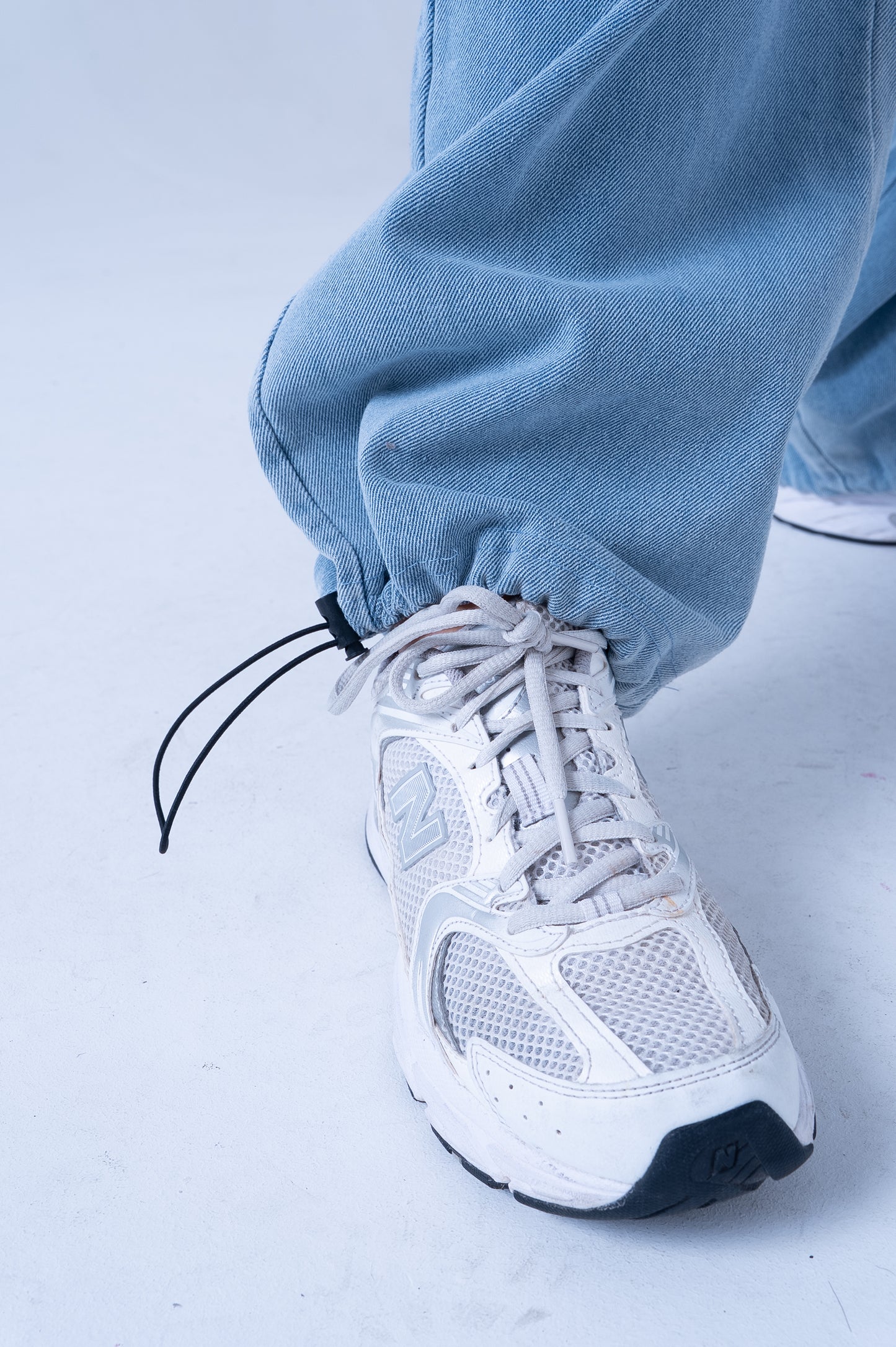 Jeans con elastico alla caviglia