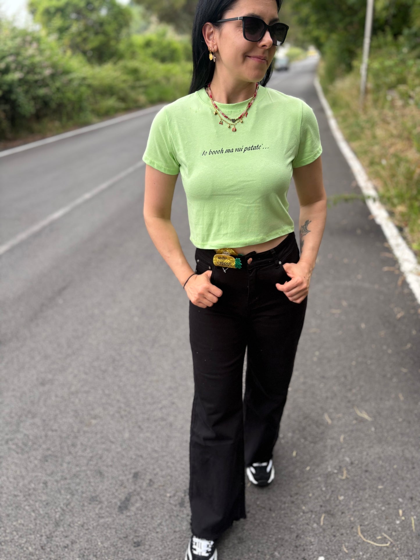Crop donna con frase “Io boh ma voi patatee”
