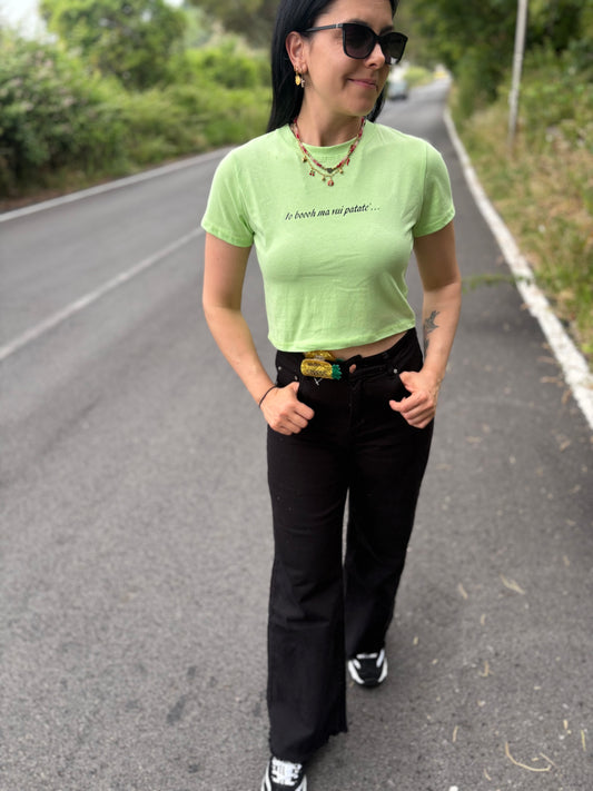 Crop donna con frase “Io boh ma voi patatee”