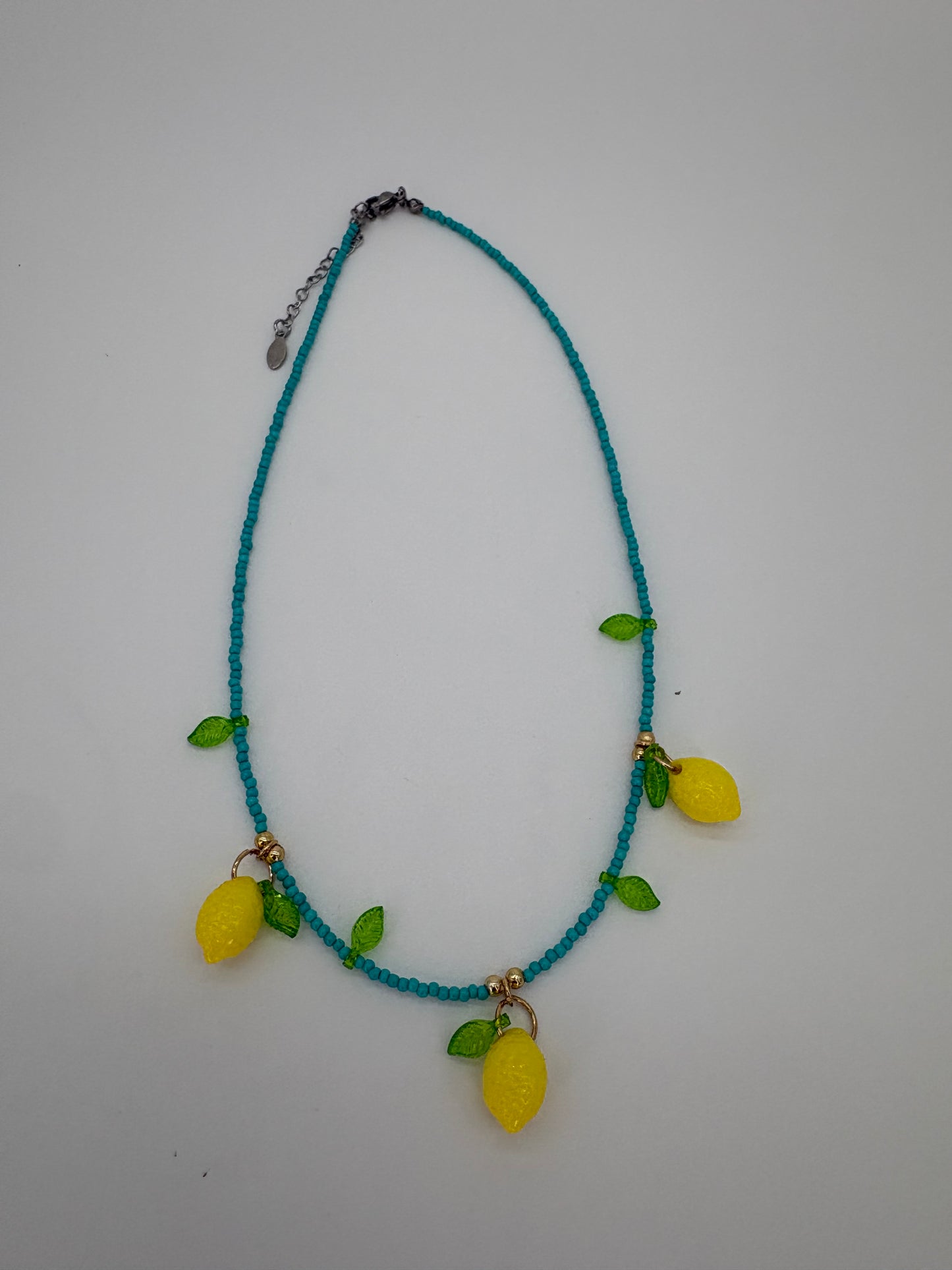 Collana con Ciondoli Limone e Perline – Gioiello Estivo Boho Chic