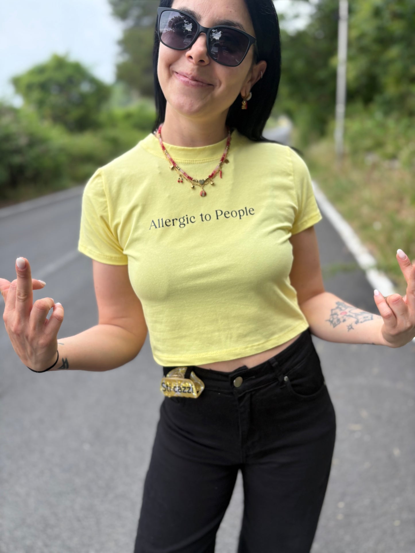 Crop donna con frase “Allergic to people”