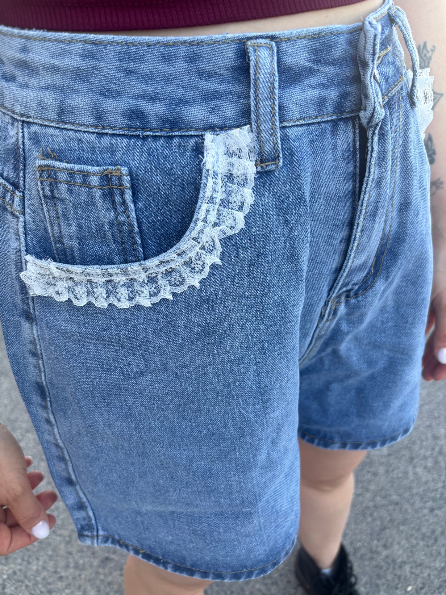 Shorts in Denim con Dettagli in Pizzo — Vita Alta, Taglio Baggy | DR-CLYDE