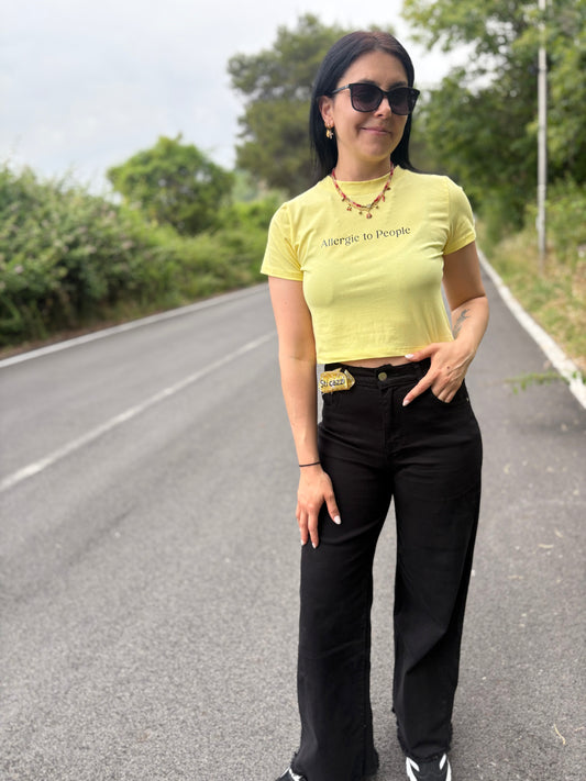 Crop donna con frase “Allergic to people”