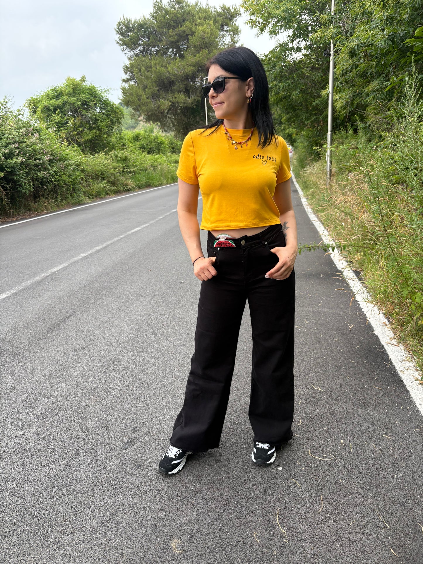 Crop donna con frase “Odio tutti”