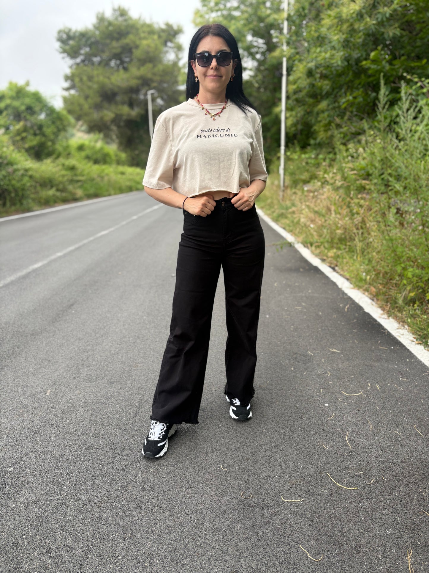 Crop donna con frase “Sento odore di manicomio”