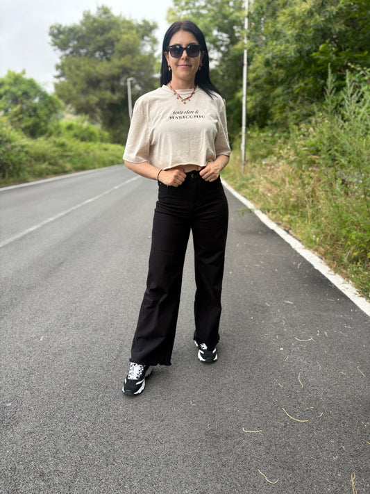Crop donna con frase “Sento odore di manicomio”