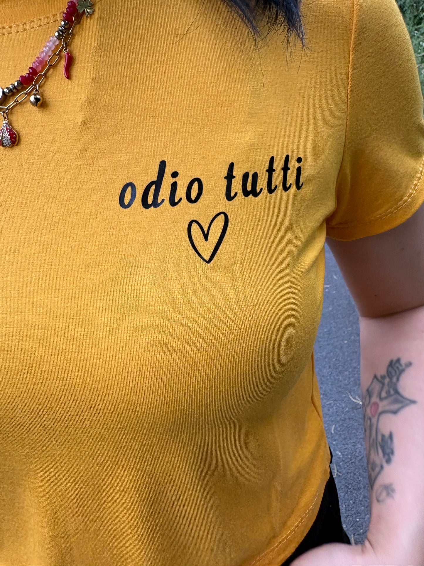 Crop donna con frase “Odio tutti”