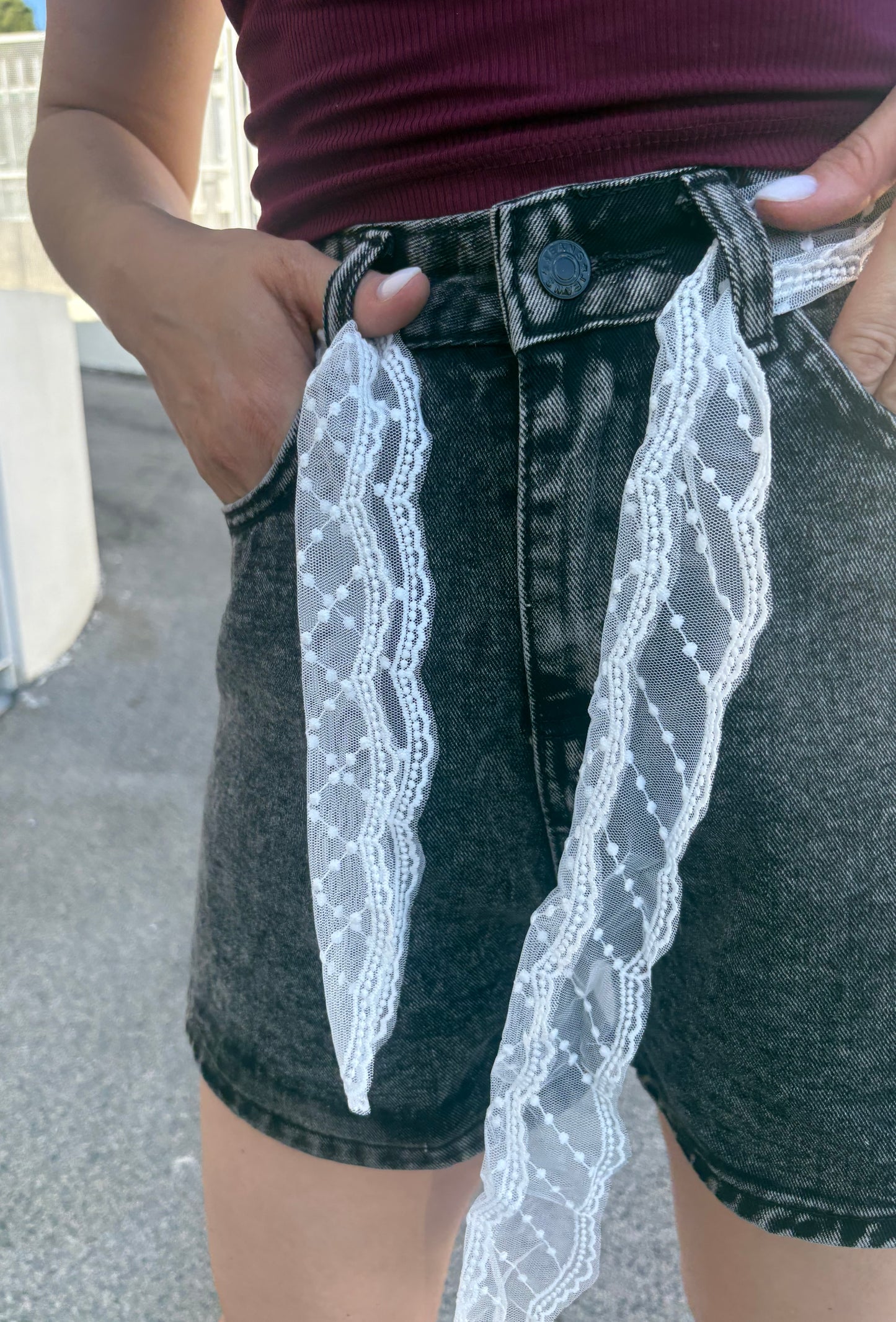 Shorts Denim Nero Acid Wash con Pizzo