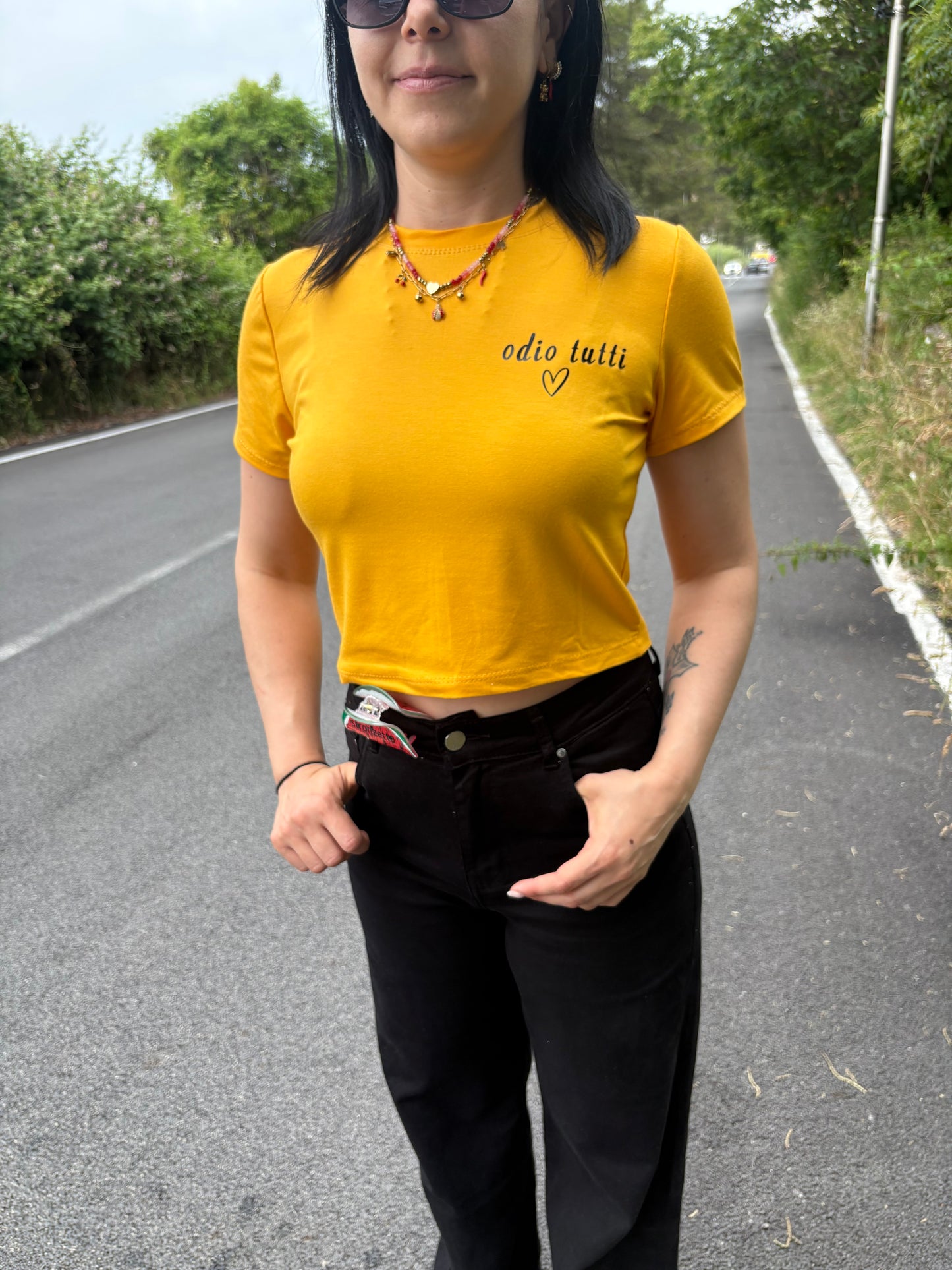 Crop donna con frase “Odio tutti”