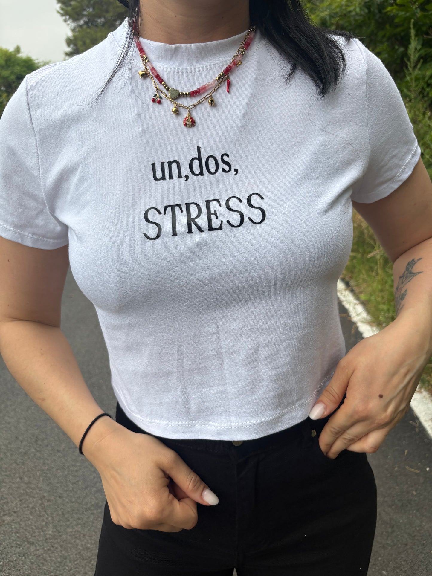 Crop donna con frase “Un,Dos,STRESS”