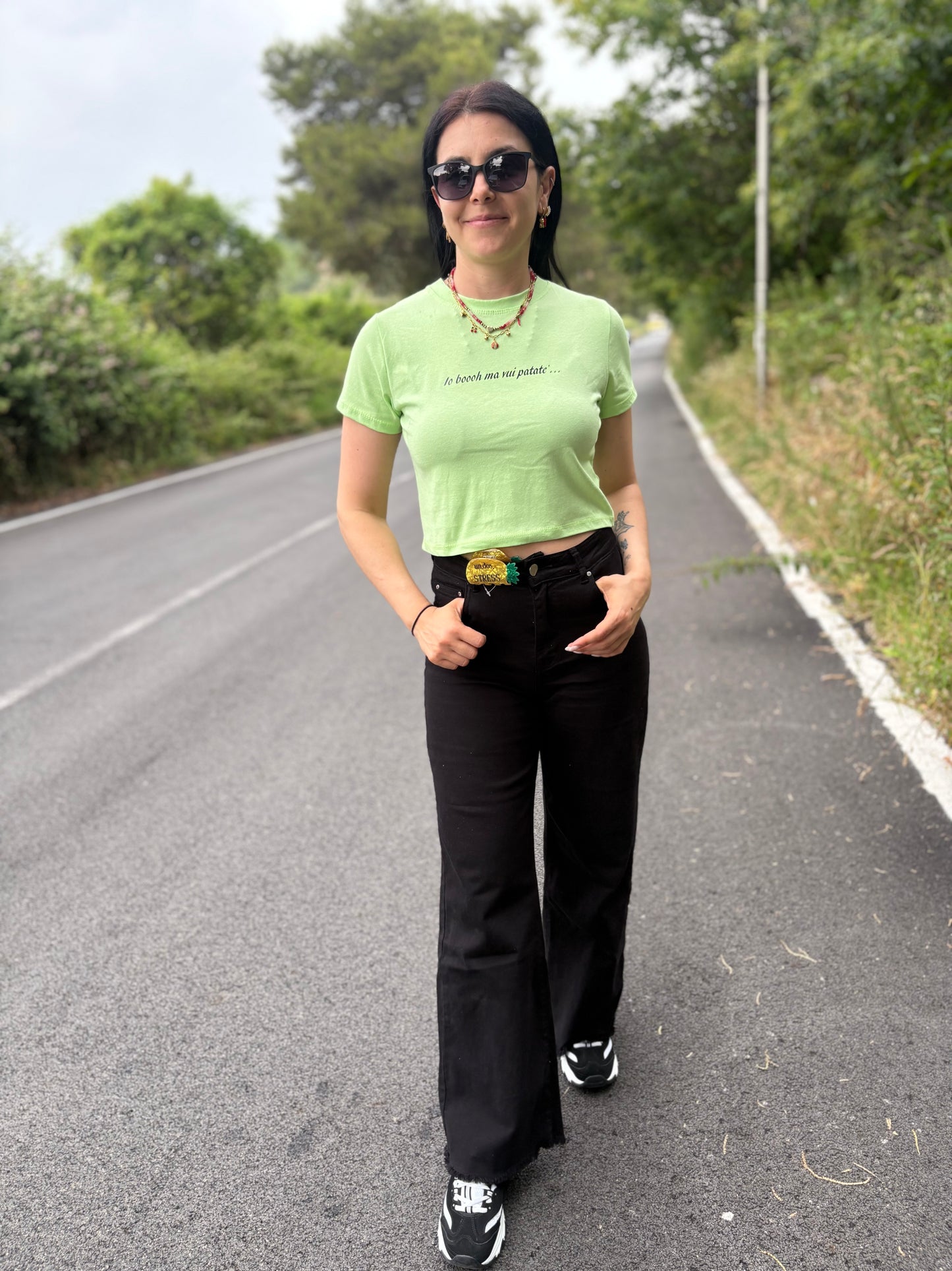 Crop donna con frase “Io boh ma voi patatee”