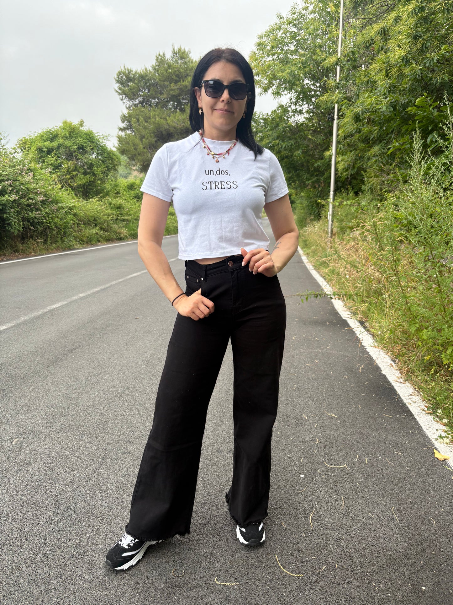 Crop donna con frase “Un,Dos,STRESS”
