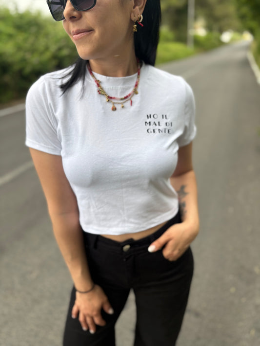 Crop donna con frase “Ho il mal di gente”