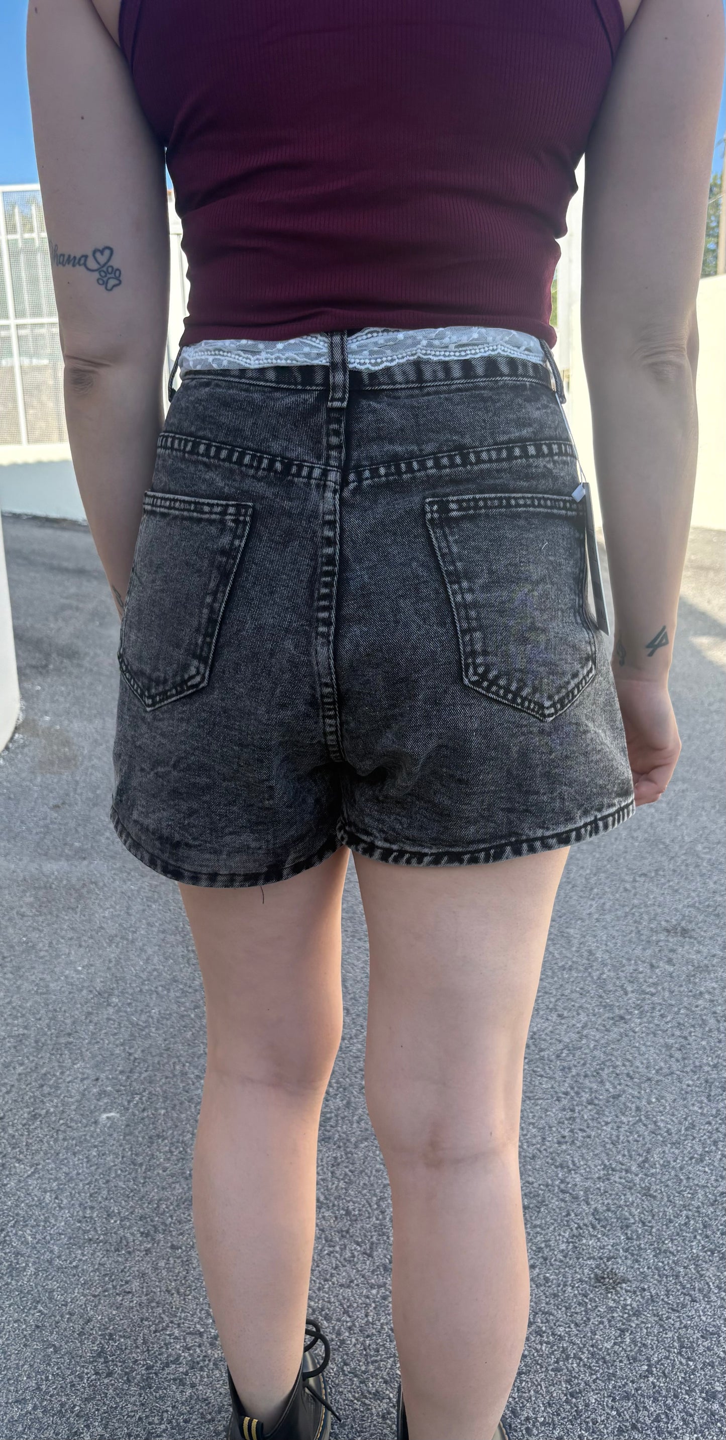 Shorts Denim Nero Acid Wash con Pizzo