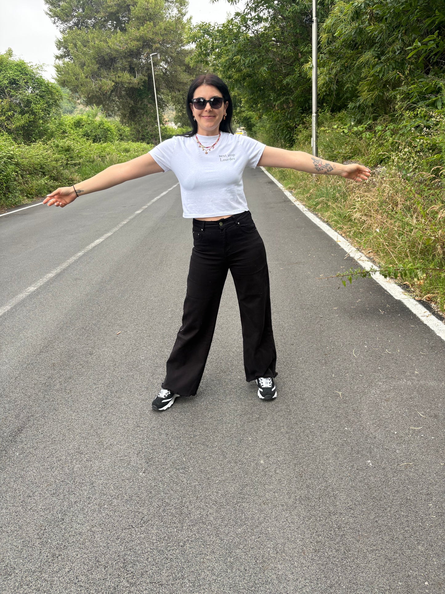 Crop donna con frase “Next stop Lourdes”
