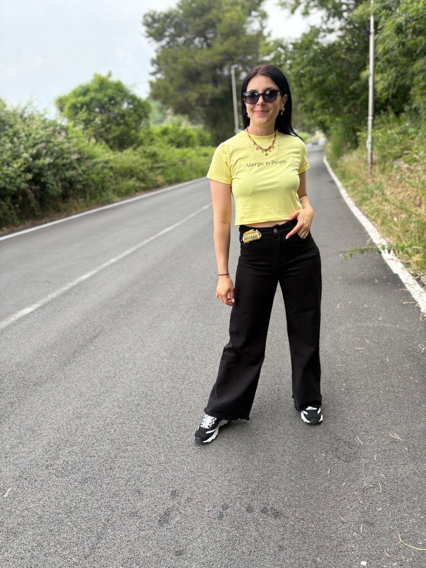Crop donna con frase “Allergic to people”