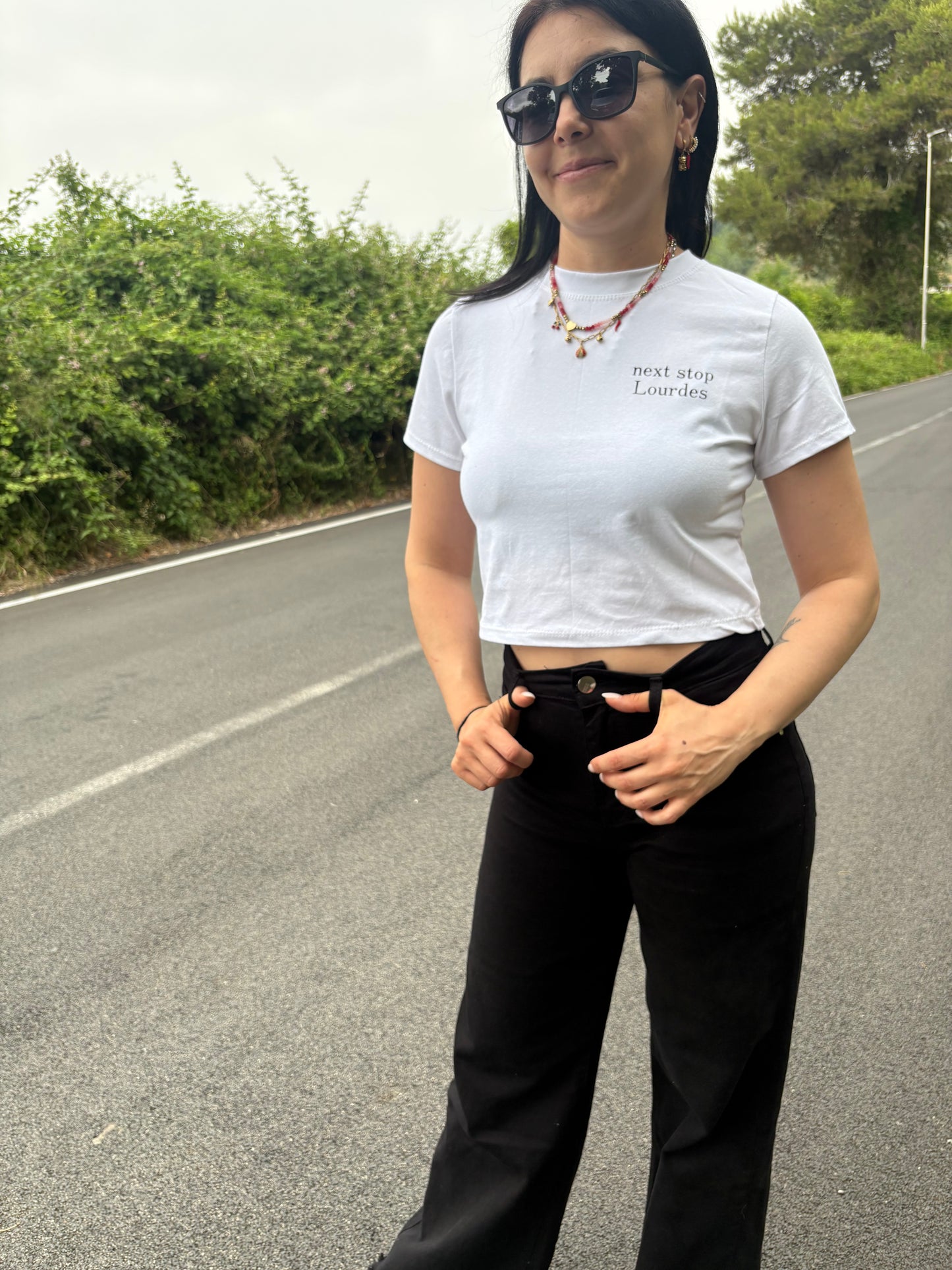 Crop donna con frase “Next stop Lourdes”