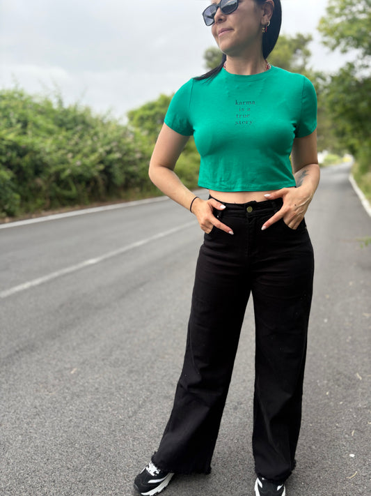 Crop donna con frase “Karma is a true story”