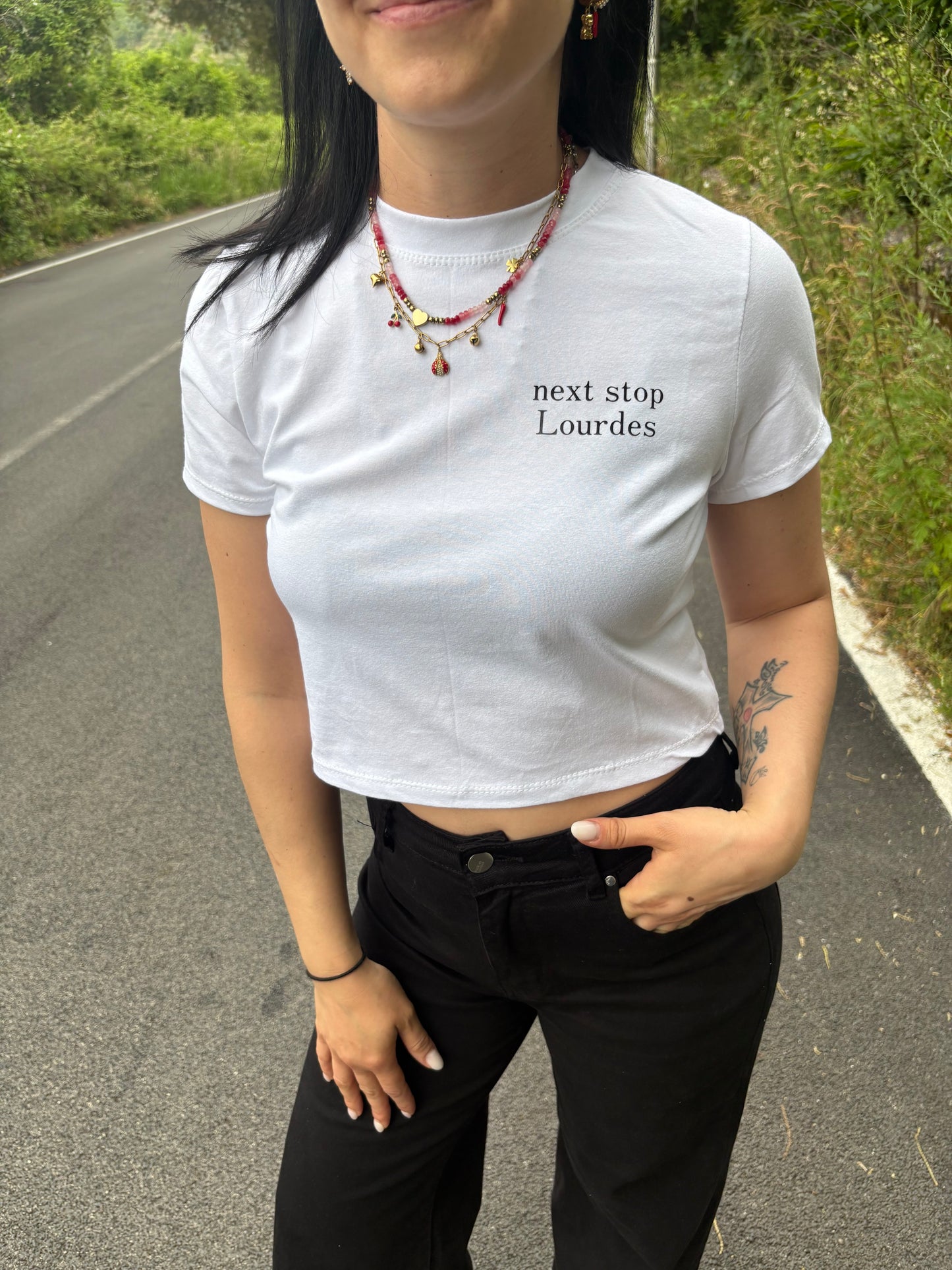 Crop donna con frase “Next stop Lourdes”