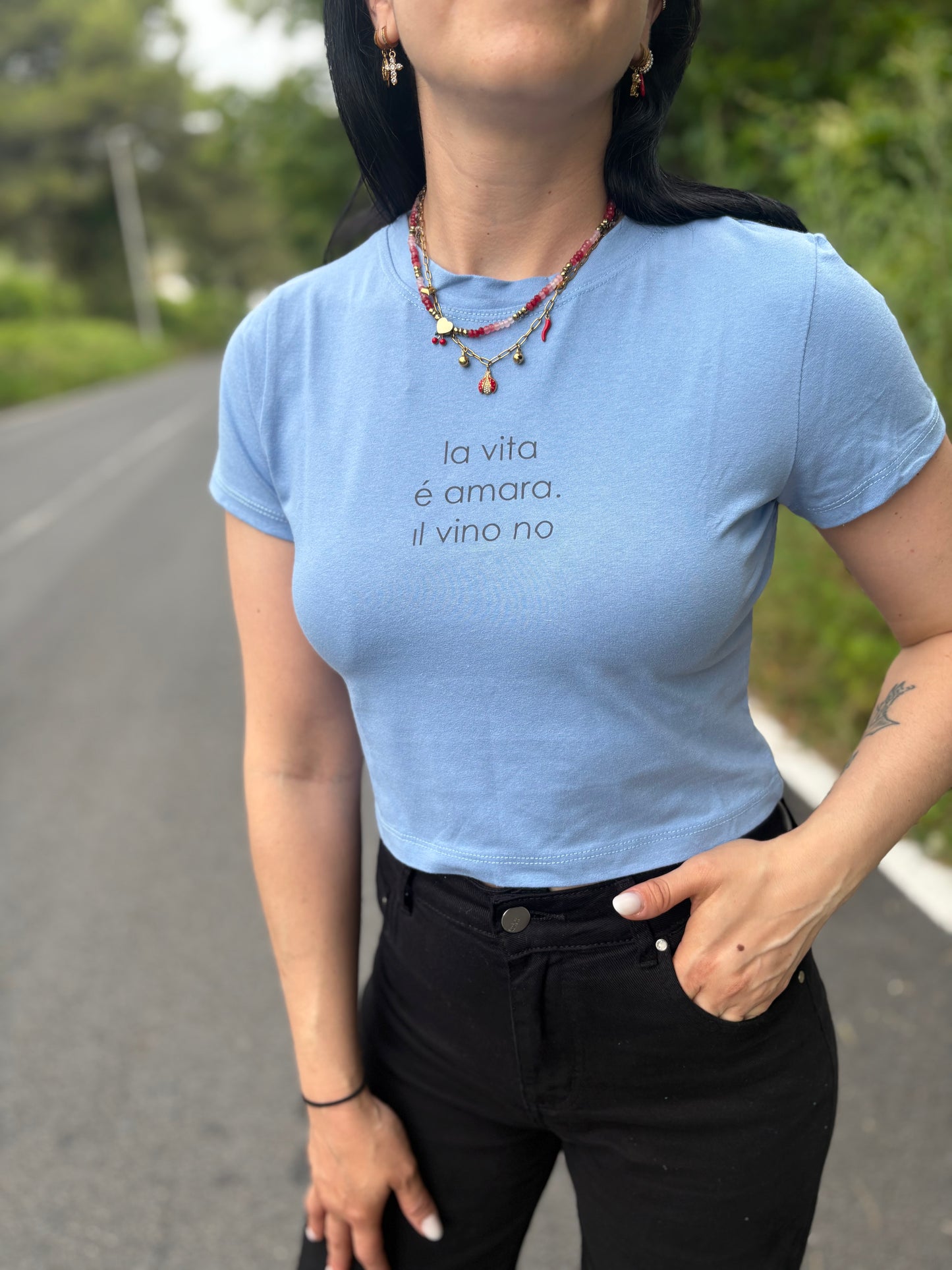 Crop donna con frase “La vita è amare,il vino no”