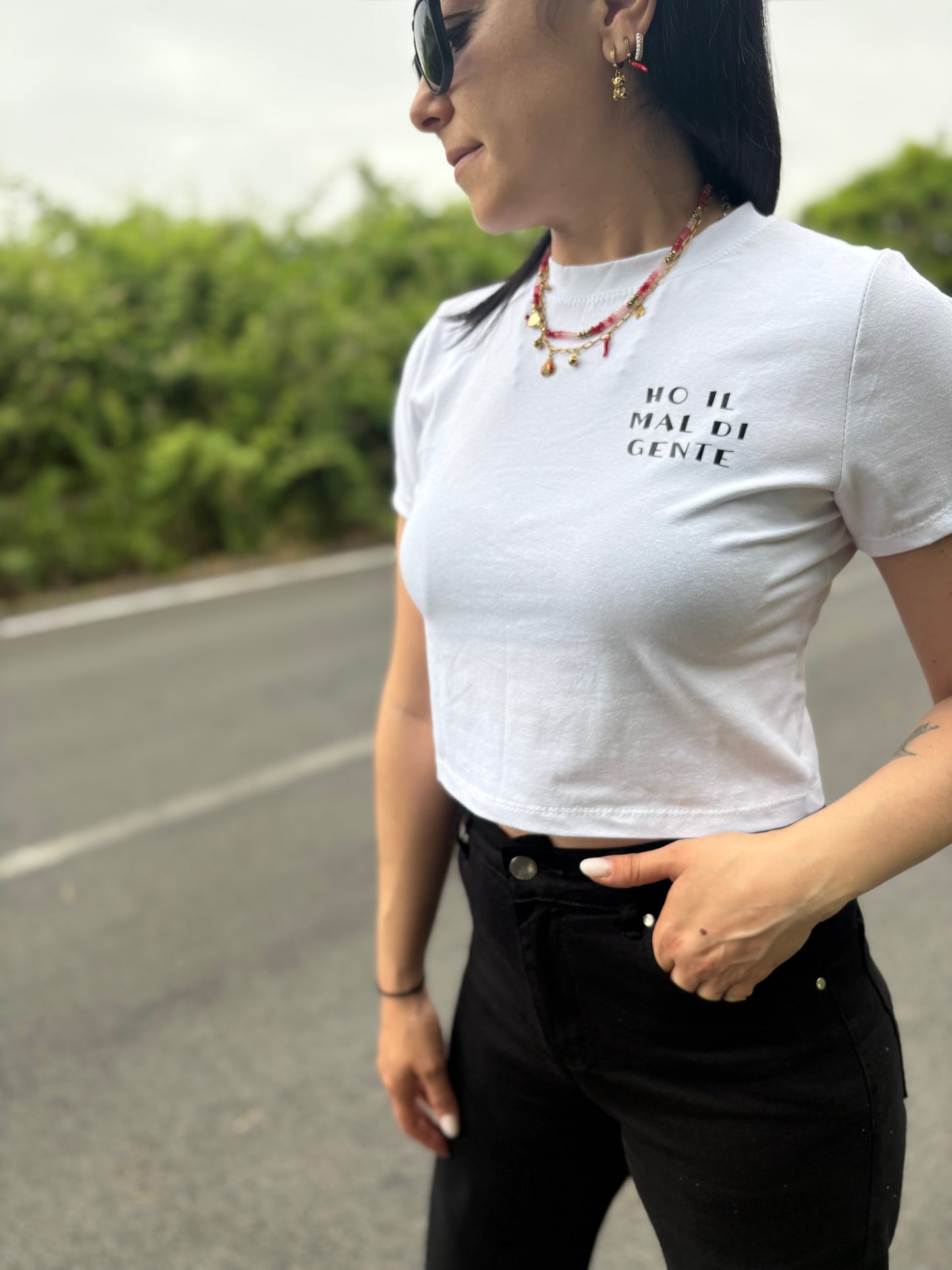 Crop donna con frase “Ho il mal di gente”