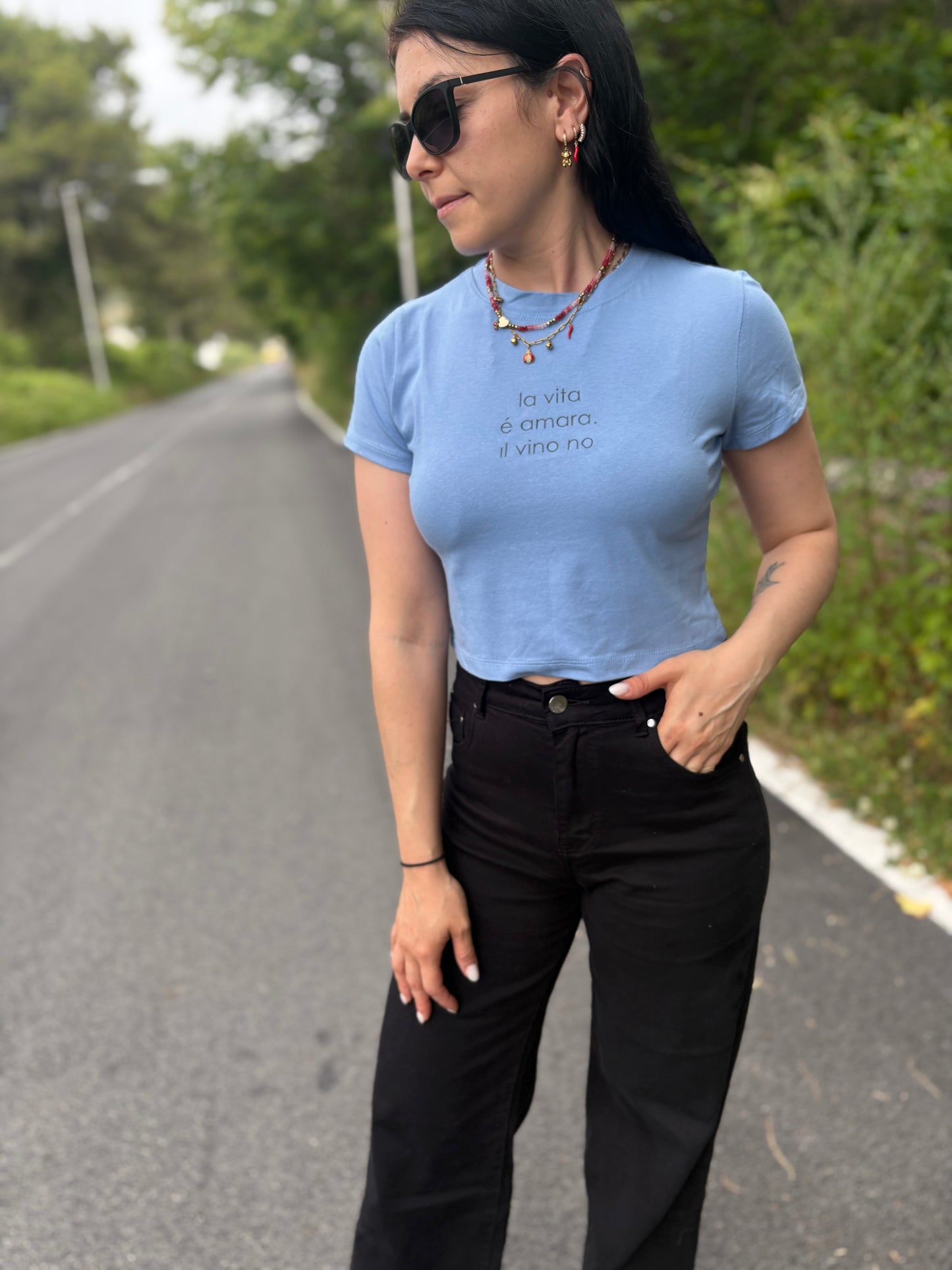 Crop donna con frase “La vita è amare,il vino no”