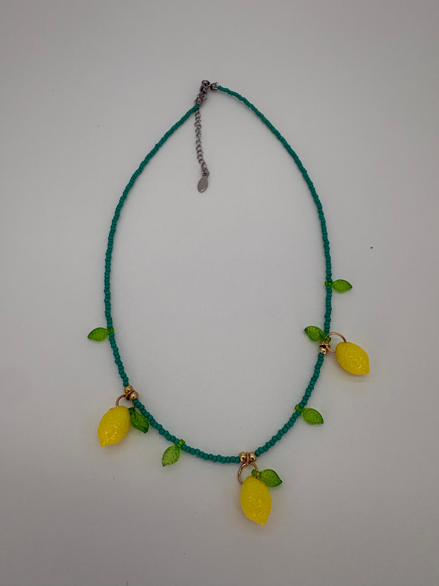 Collana con Ciondoli Limone e Perline – Gioiello Estivo Boho Chic