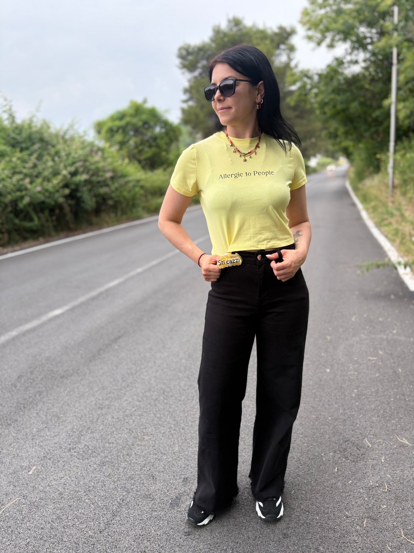 Crop donna con frase “Allergic to people”