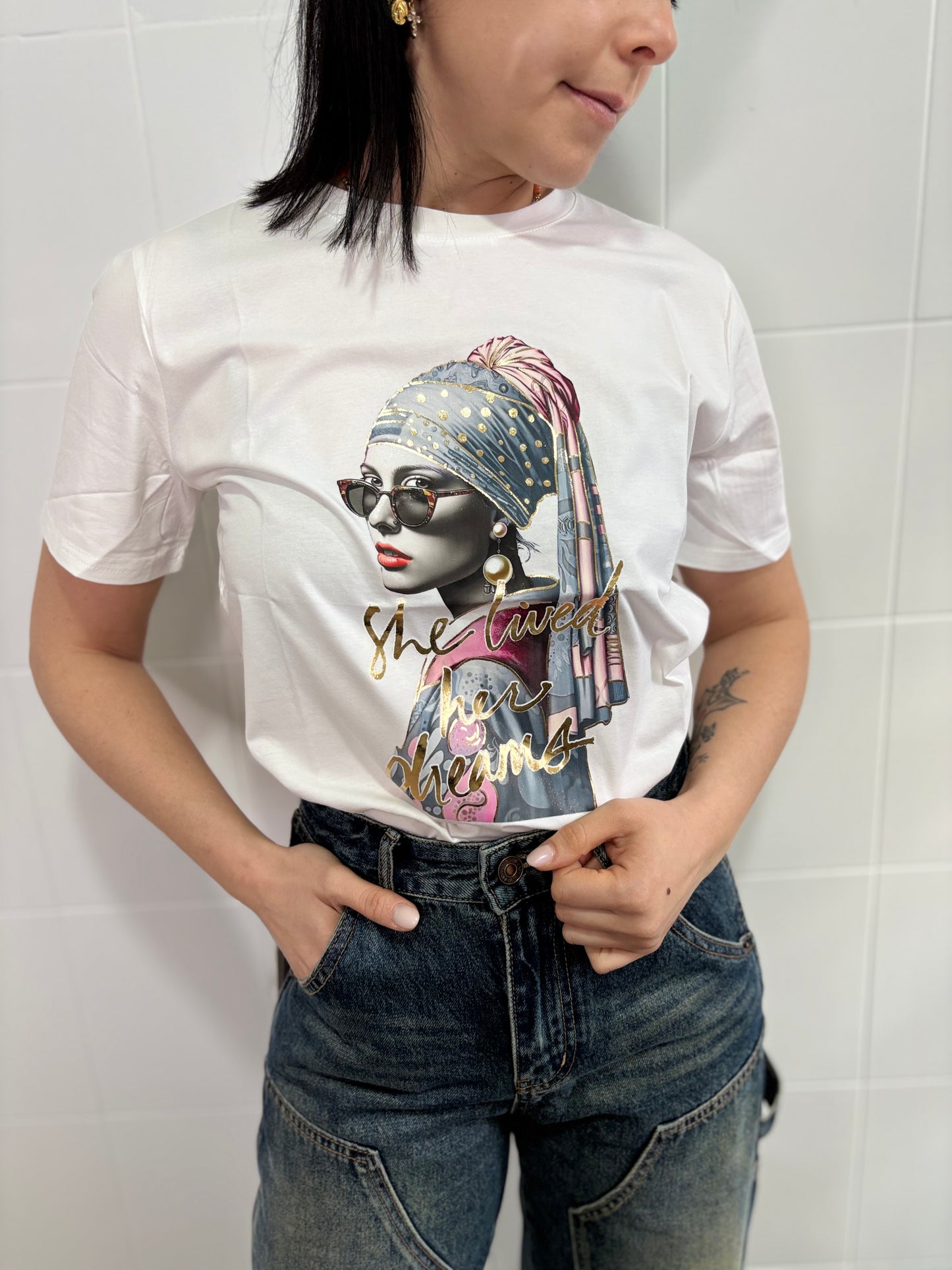 T-Shirt She Turned Her Charms - Arte Contemporanea