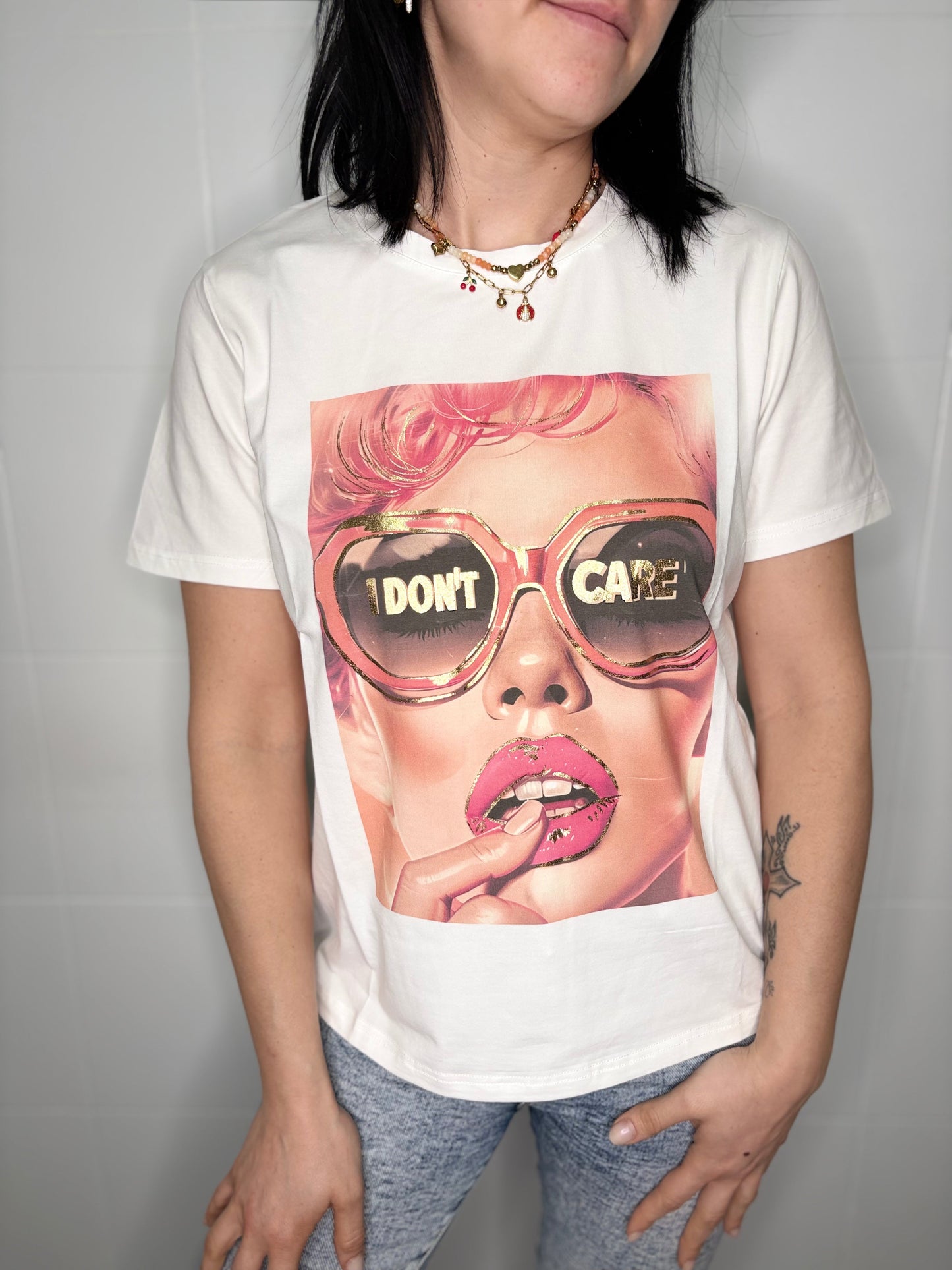 T-Shirt Donna I DON'T CARE - Stampa Glamour con Dettagli Oro