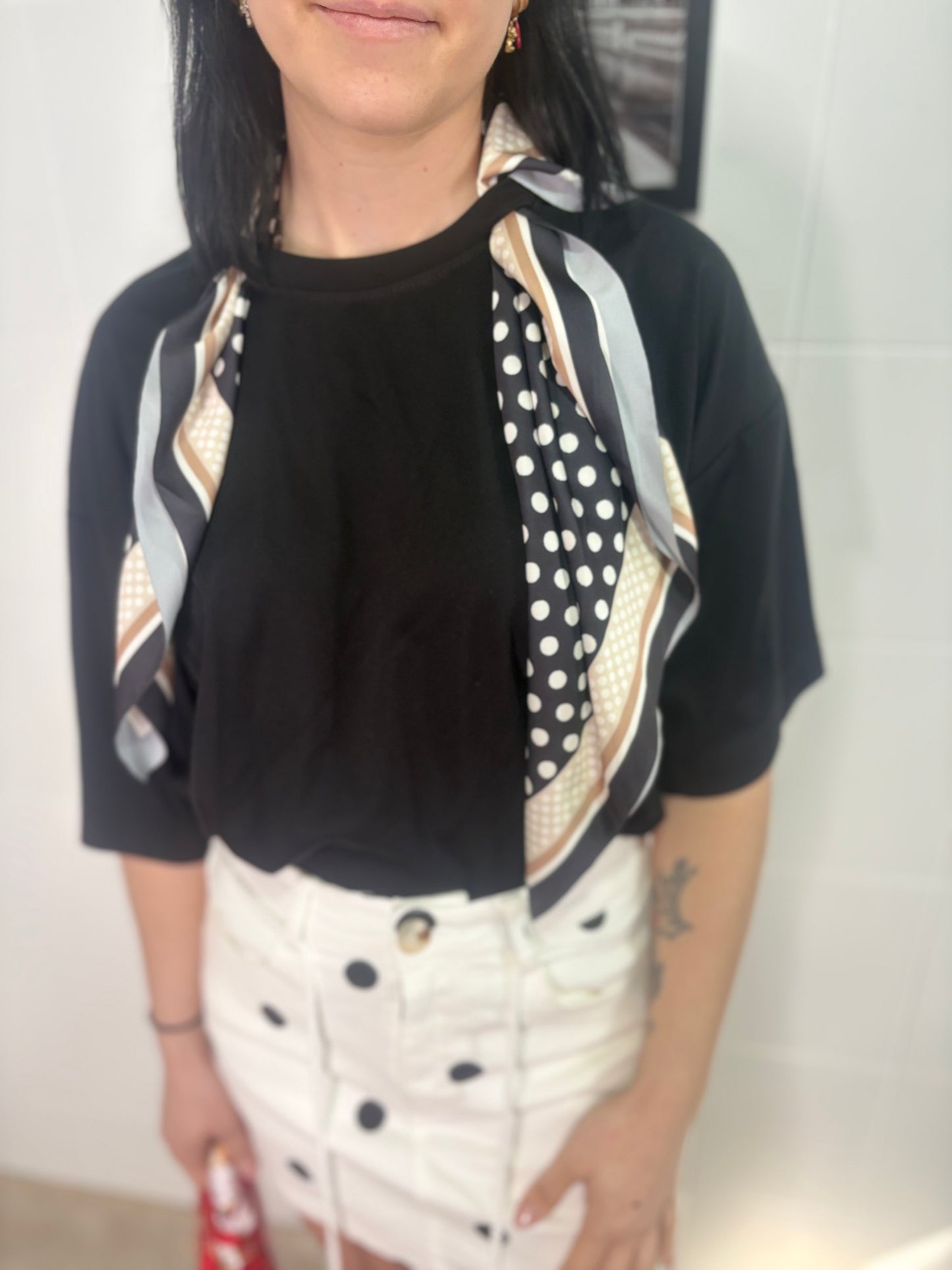 T-shirt Donna con Foulard a Pois - Maglietta Casual Elegante Bianca e Nera