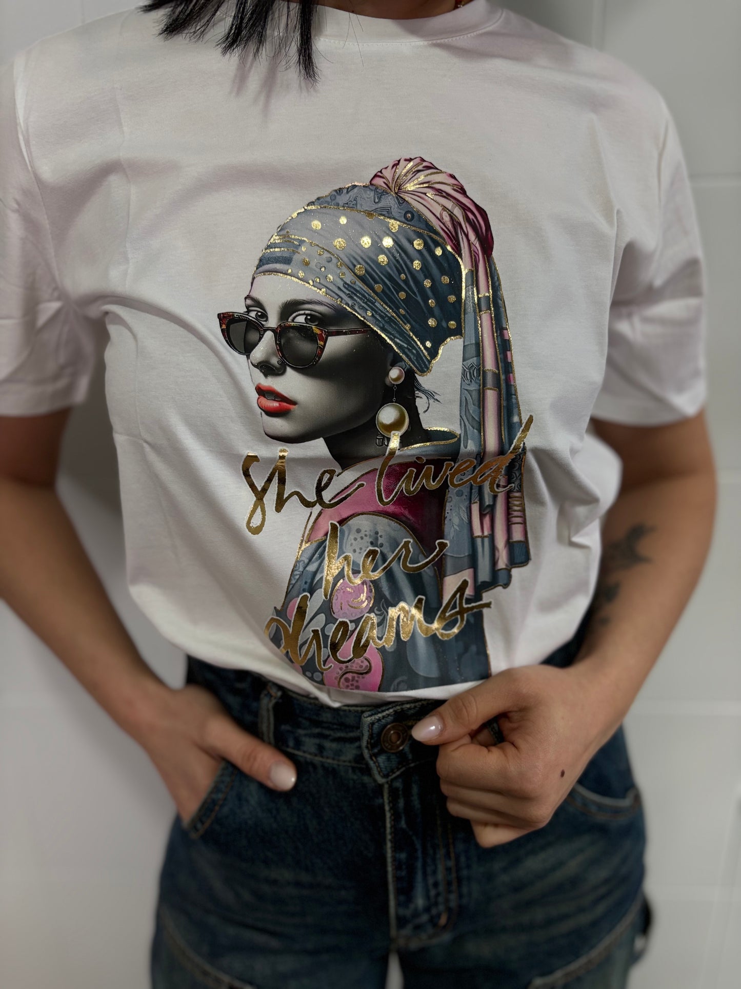 T-Shirt She Turned Her Charms - Arte Contemporanea