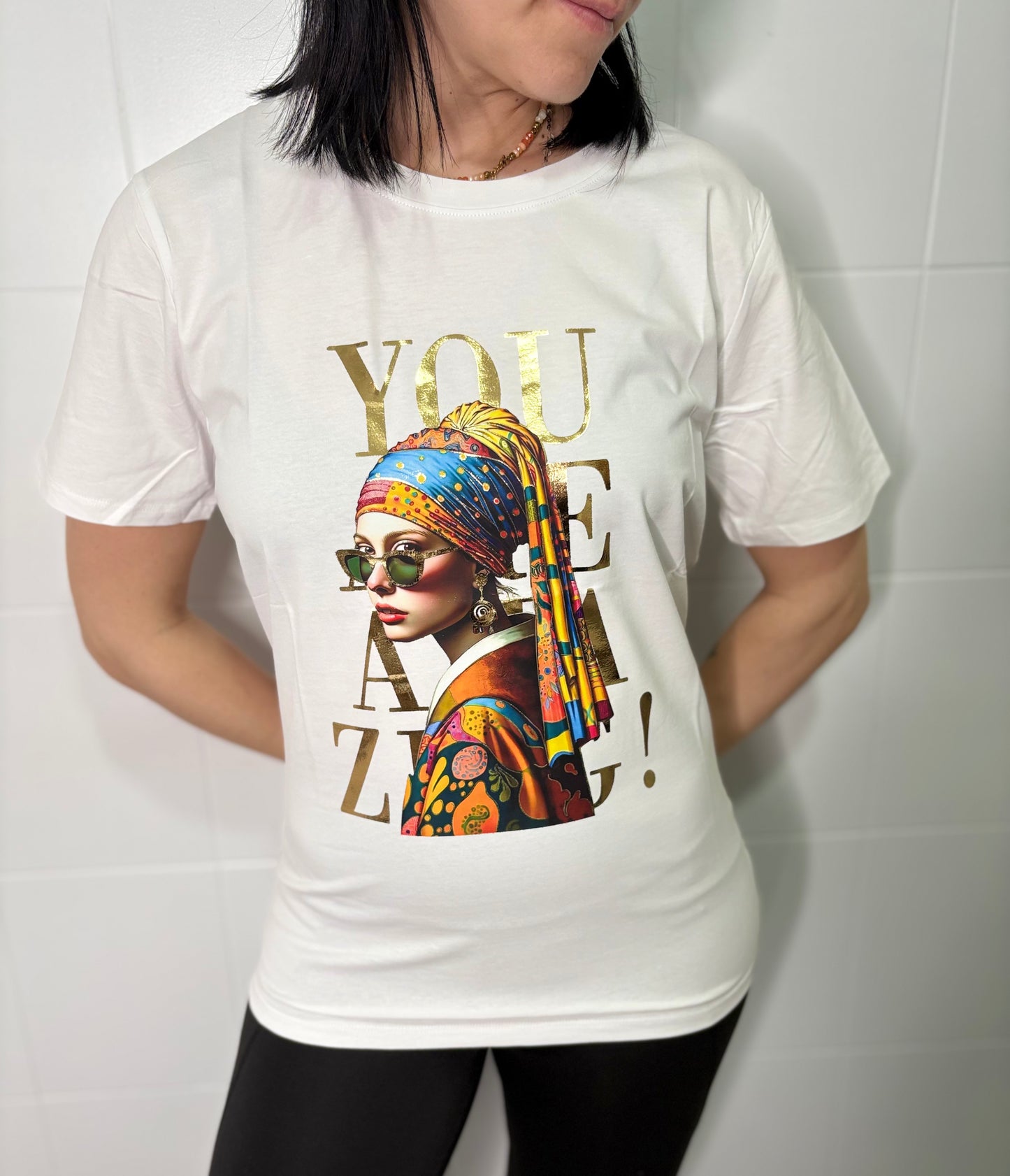 T-Shirt She Turned Her Charms - Arte Contemporanea