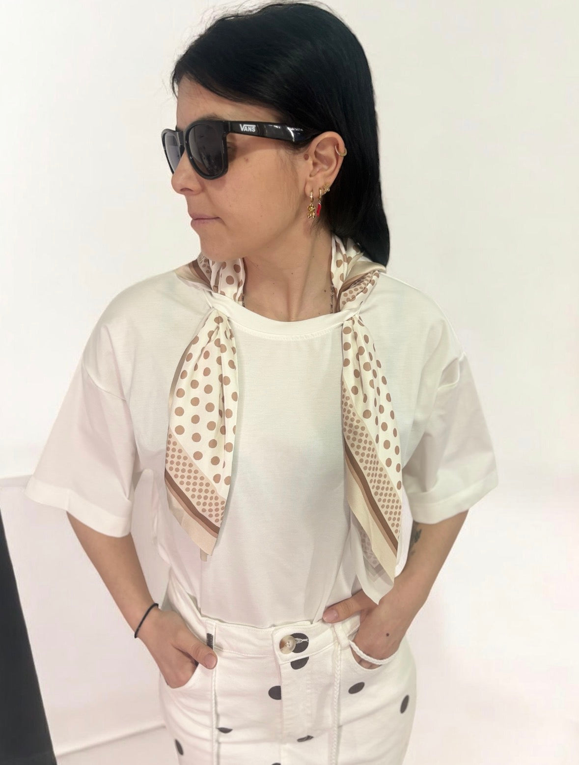 T-shirt Donna con Foulard a Pois - Maglietta Casual Elegante Bianca e Nera