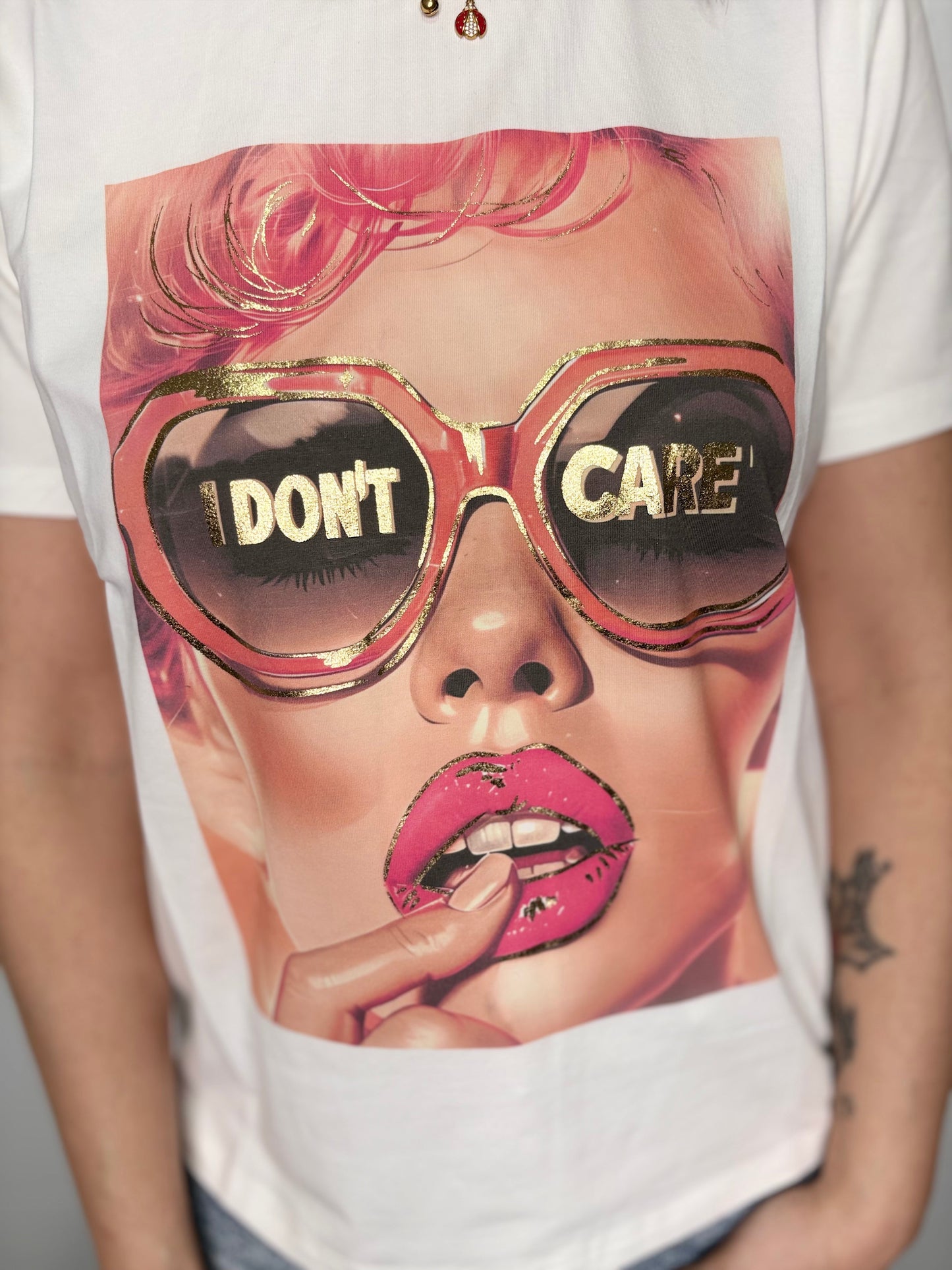 T-Shirt Donna I DON'T CARE - Stampa Glamour con Dettagli Oro
