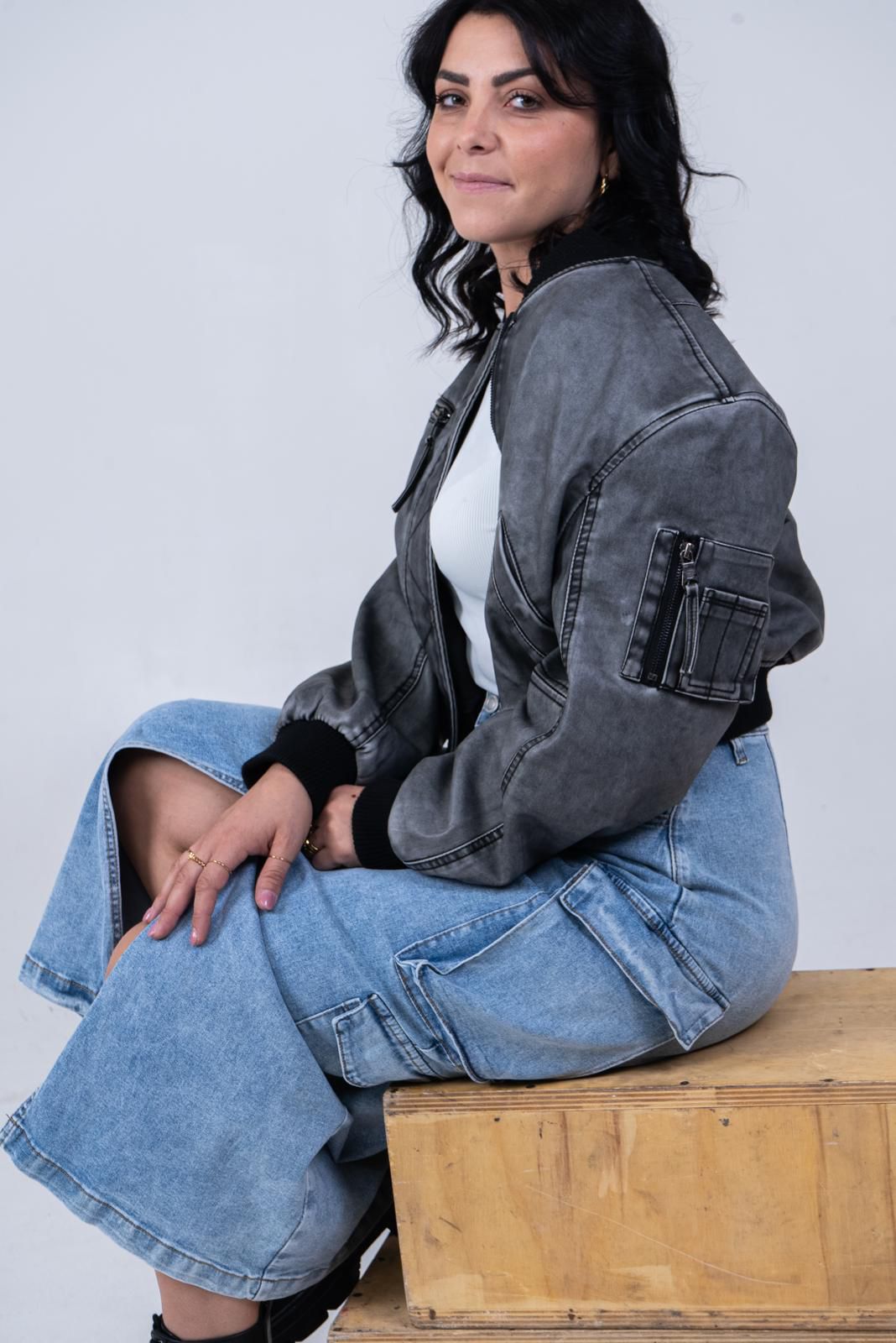 Bomber Denim Grigio con Tasche - Stile Urban e Versatile