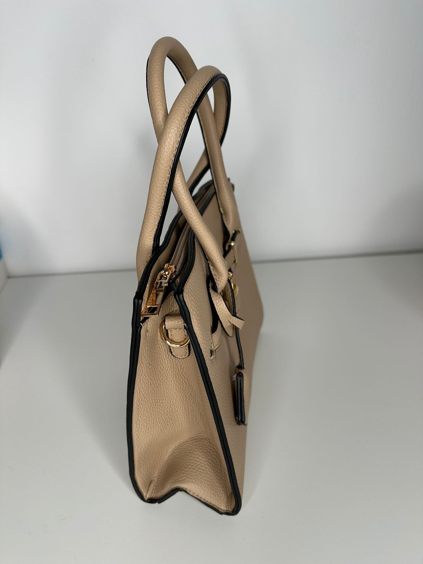 Borsa a Mano Elegante Beige con Lucchetto