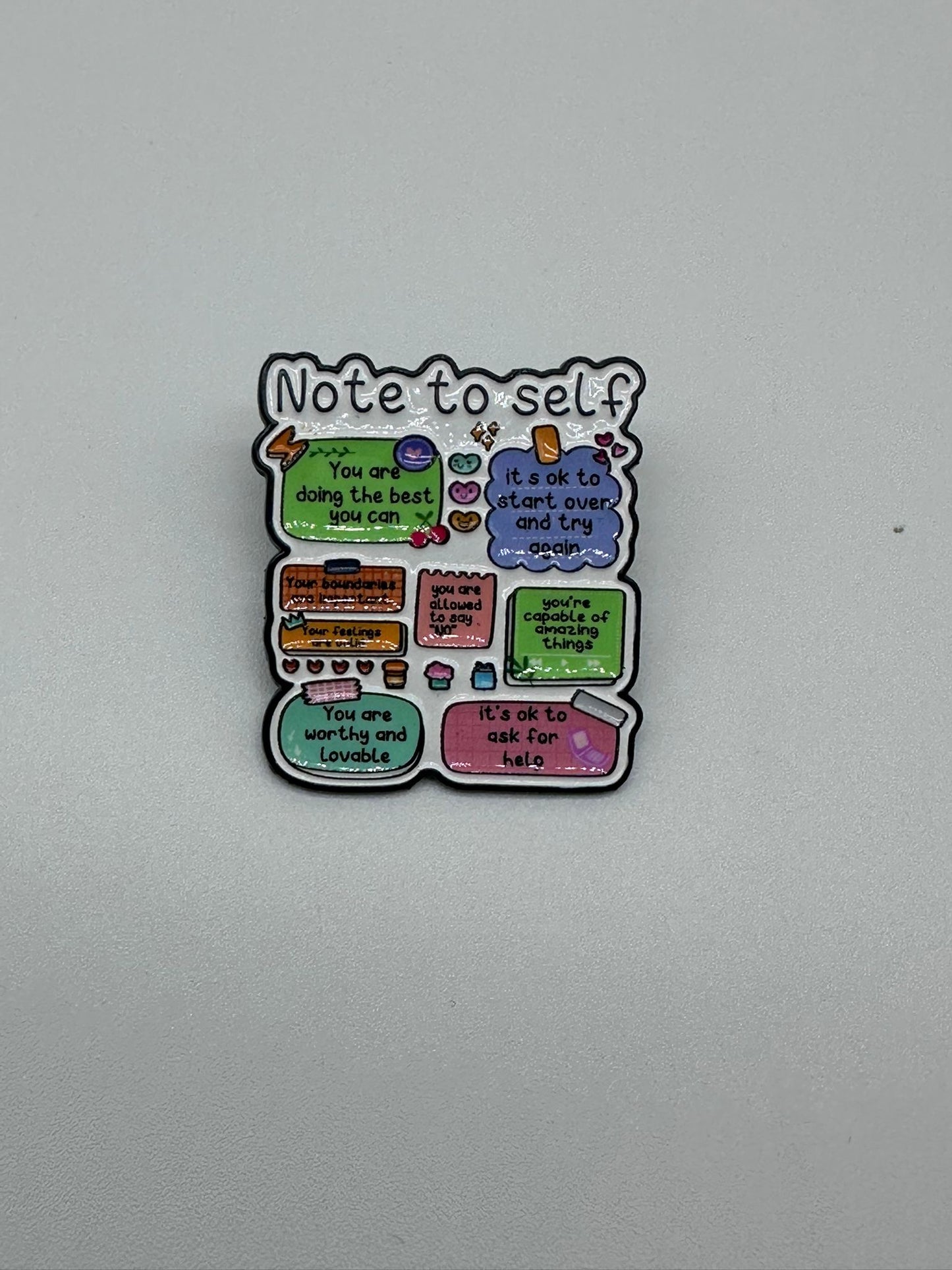 Spilla Smaltata "Note to Self" – Pin Motivazionale con Frasi Positive