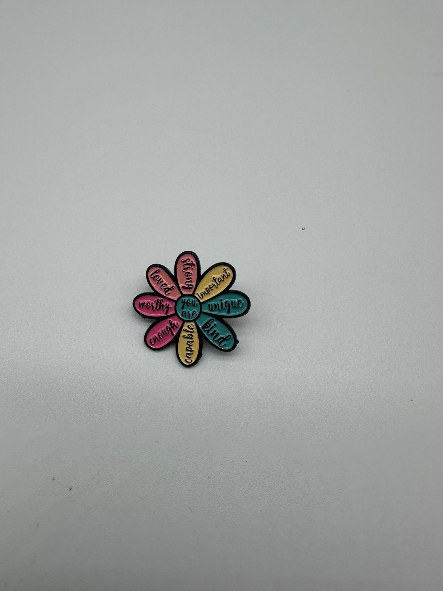Spilla Smaltata Margherita Motivazionale – Pin Fiore con Parole Positive